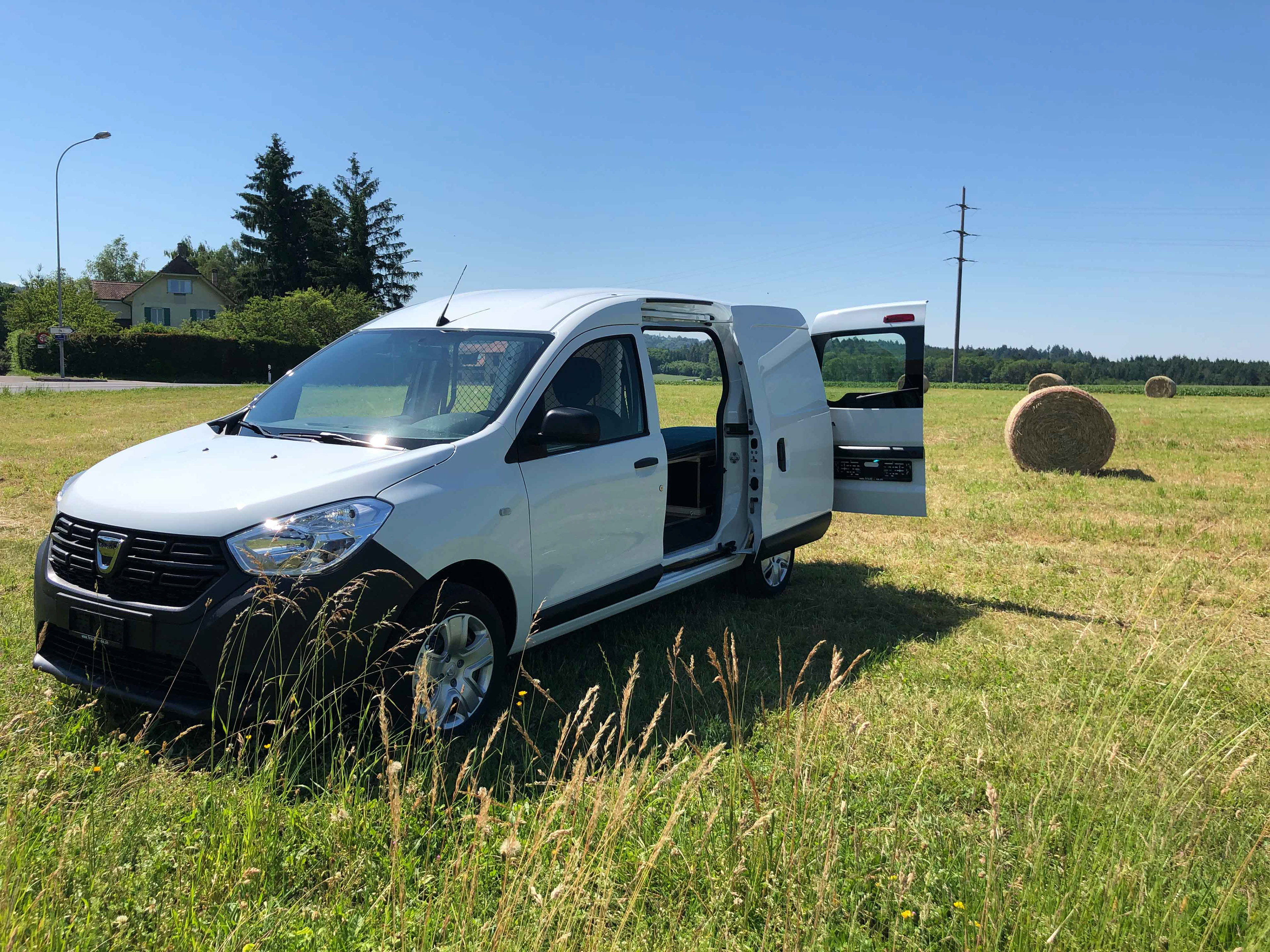 Dacia Dokker aménagé de face - Bus du Pirate