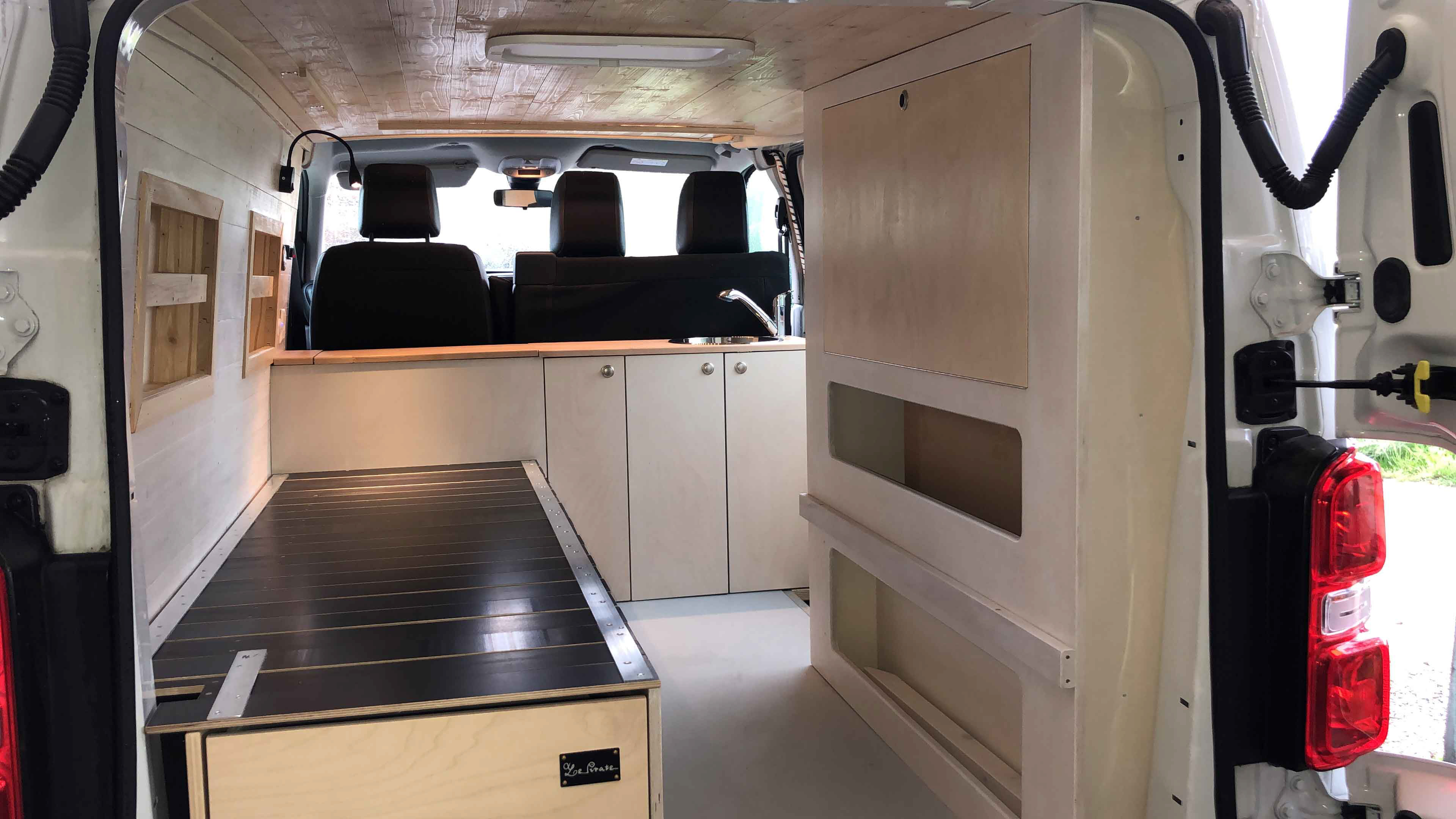 Opel Vivaro aménagé de dos - Bus du Pirate