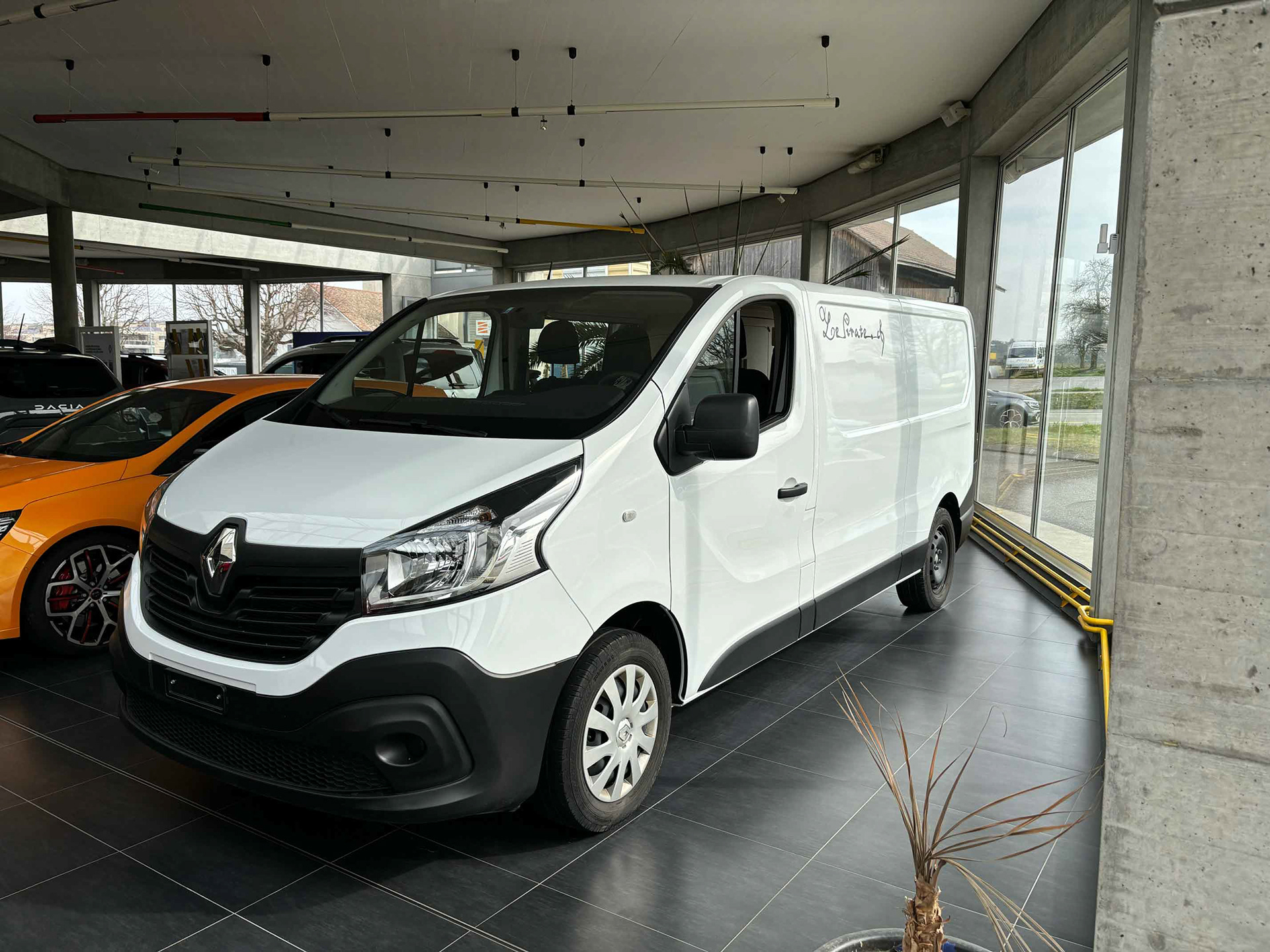 Renault Trafic aménagé de face - Bus du Pirate