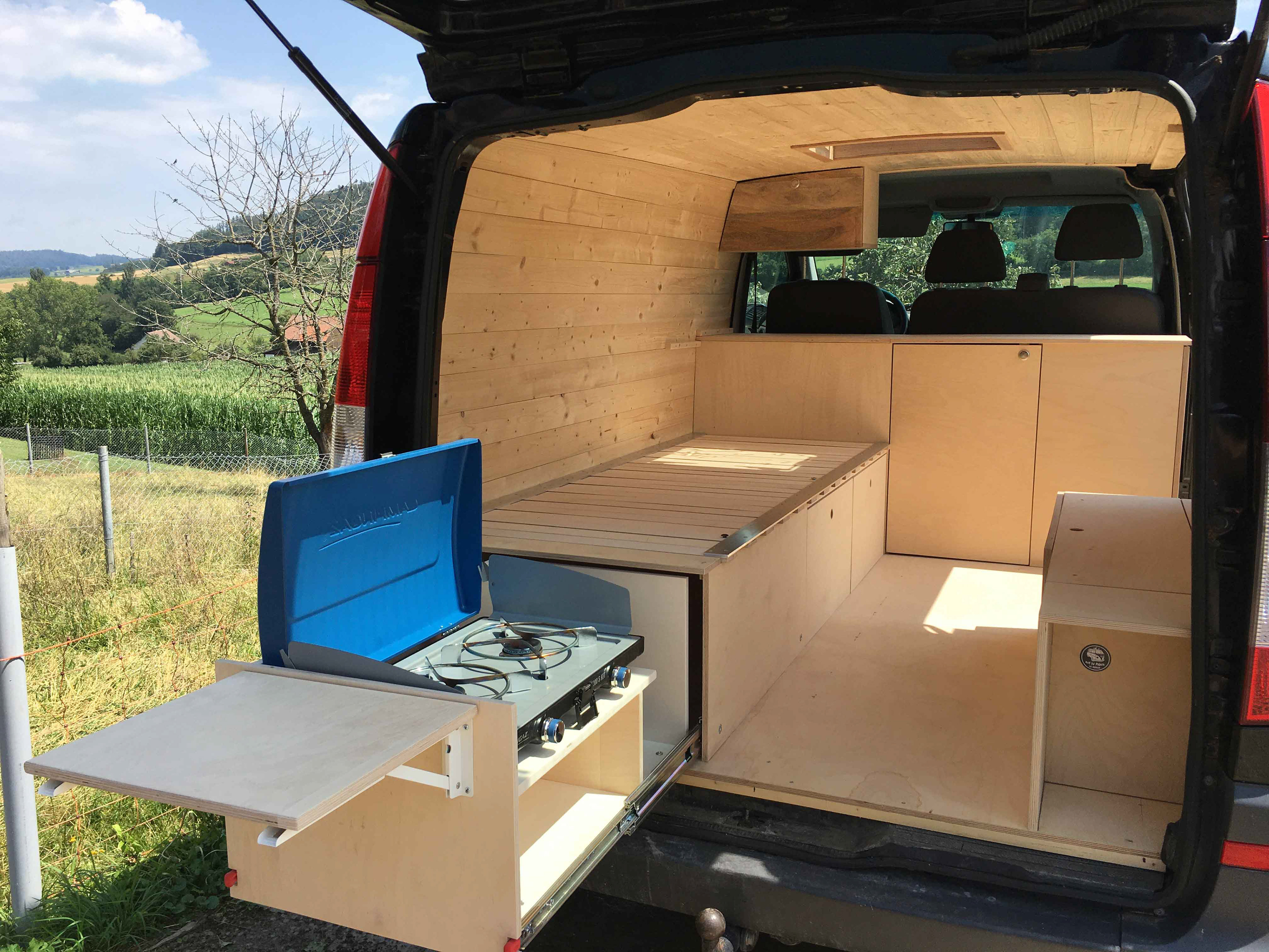 Mercedes Vito aménagé la cuisine - Bus du Pirate