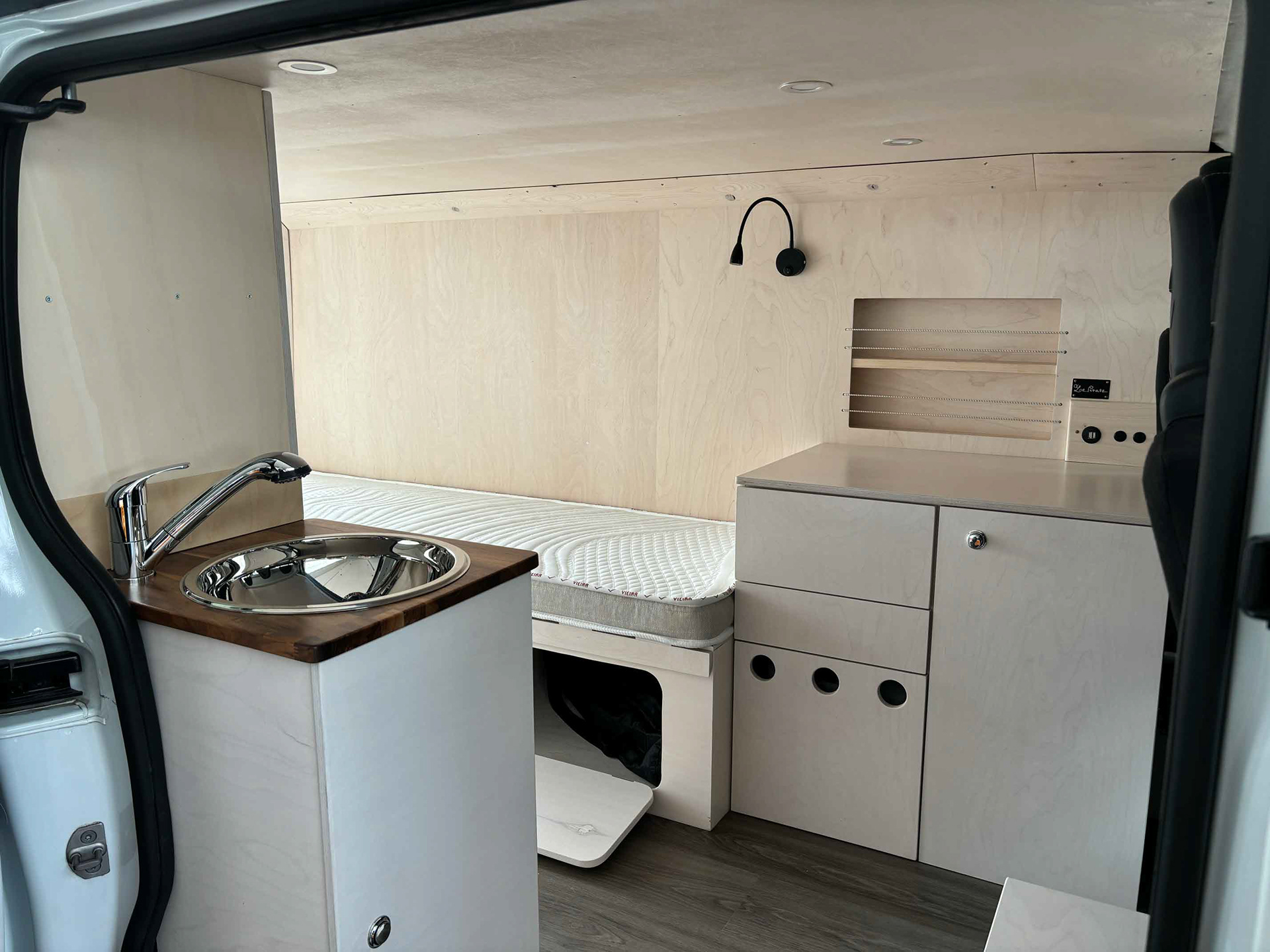 Renault Trafic aménagé de l'intérieur - Bus du Pirate