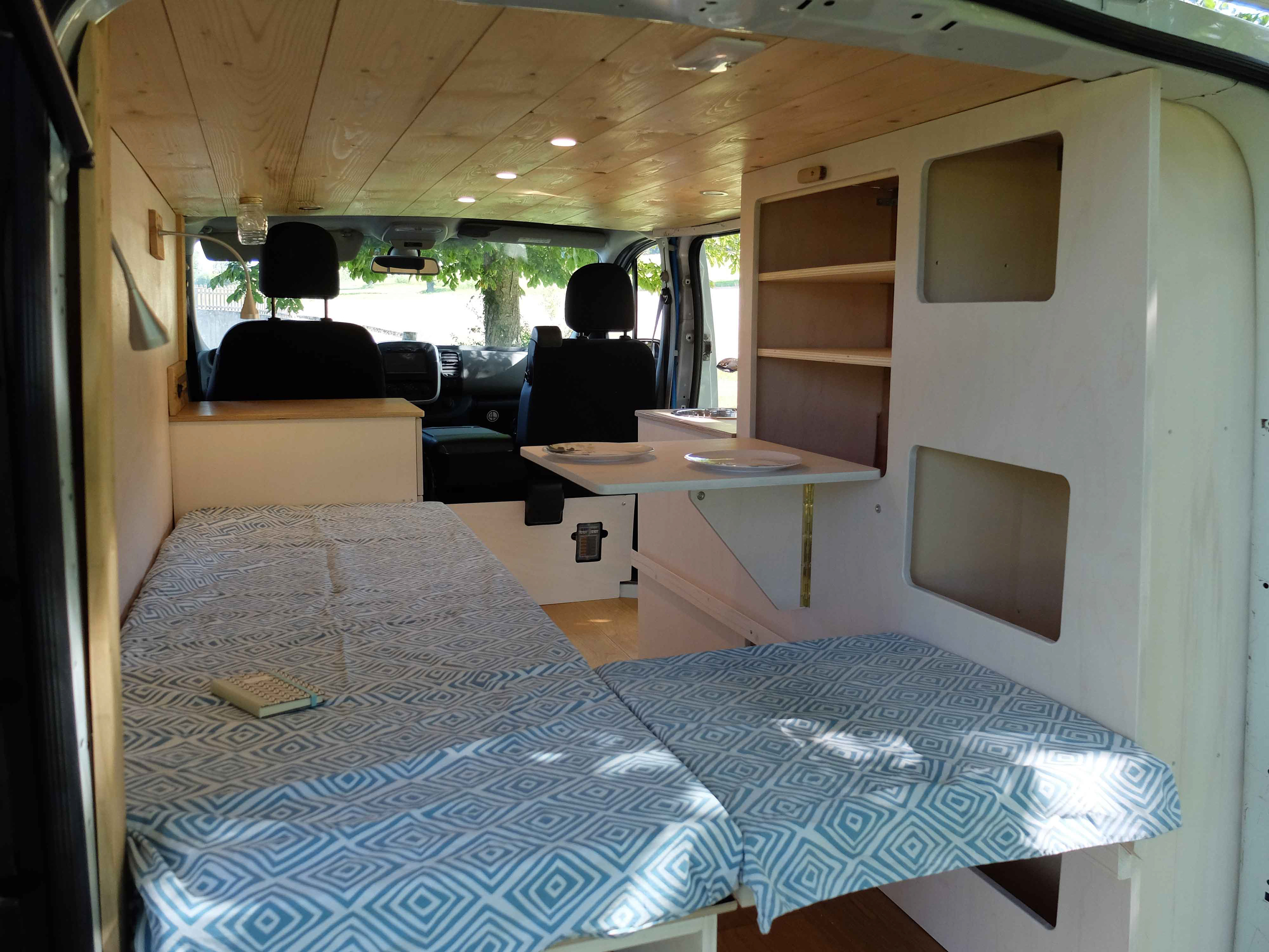 Renault Trafic aménagé de l'intérieur - Bus du Pirate