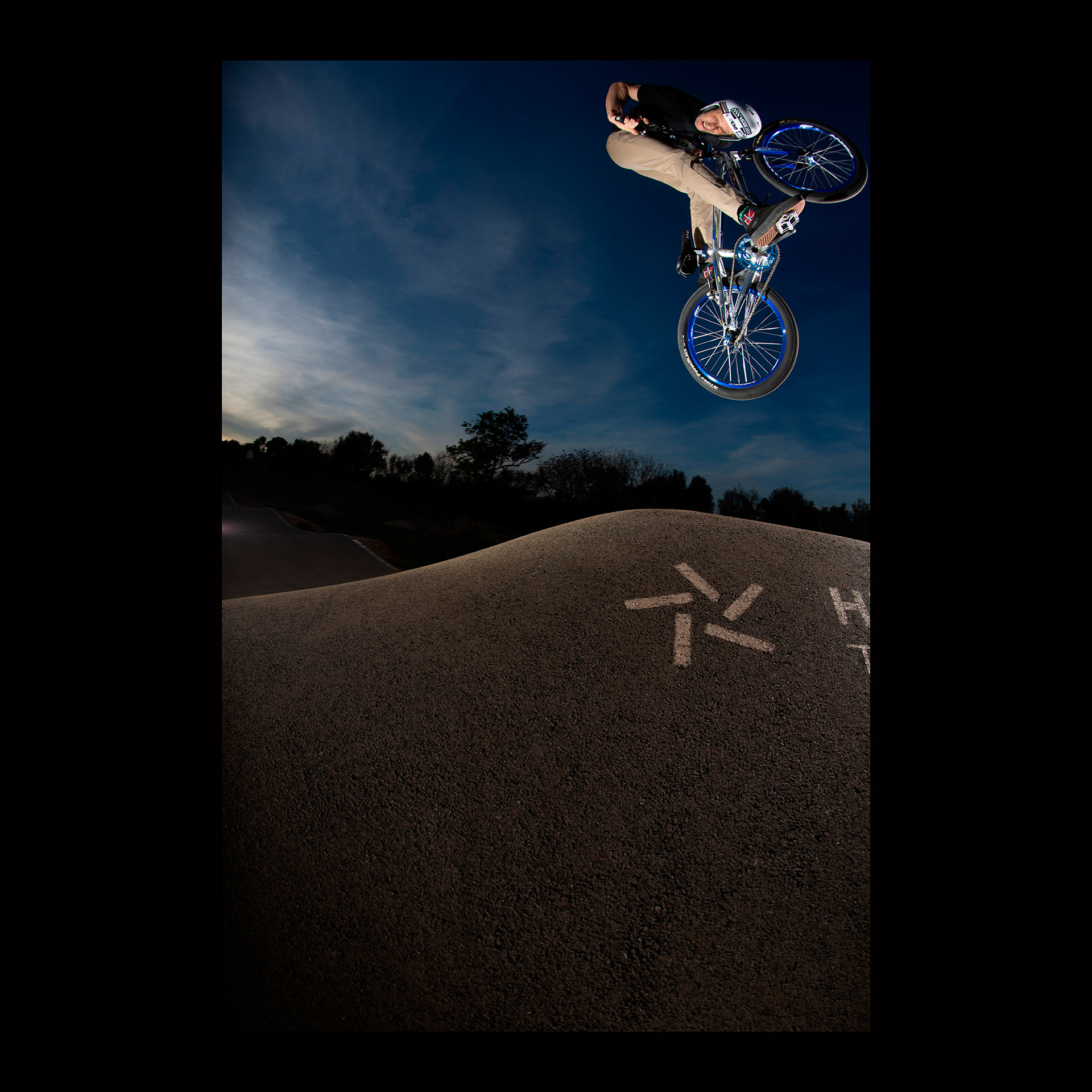 Denis Casamata à la maison. 2024. Nikon D850. 16mm. Cadré serré:)