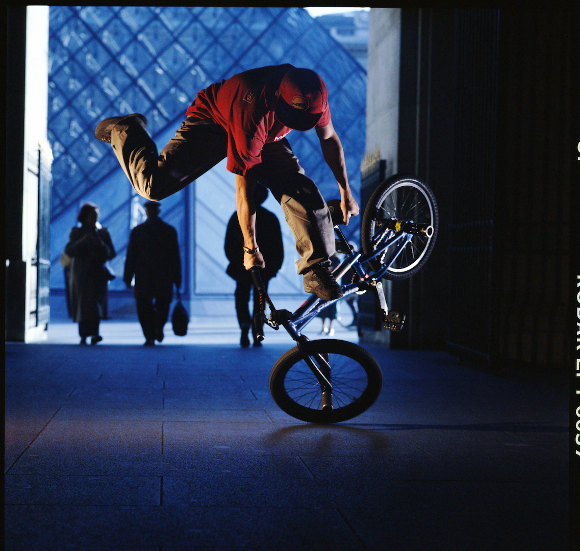 Jimmy Petitet. Film Tungstène et filtre chaud sur les flashs. Le Louvres. Paris.