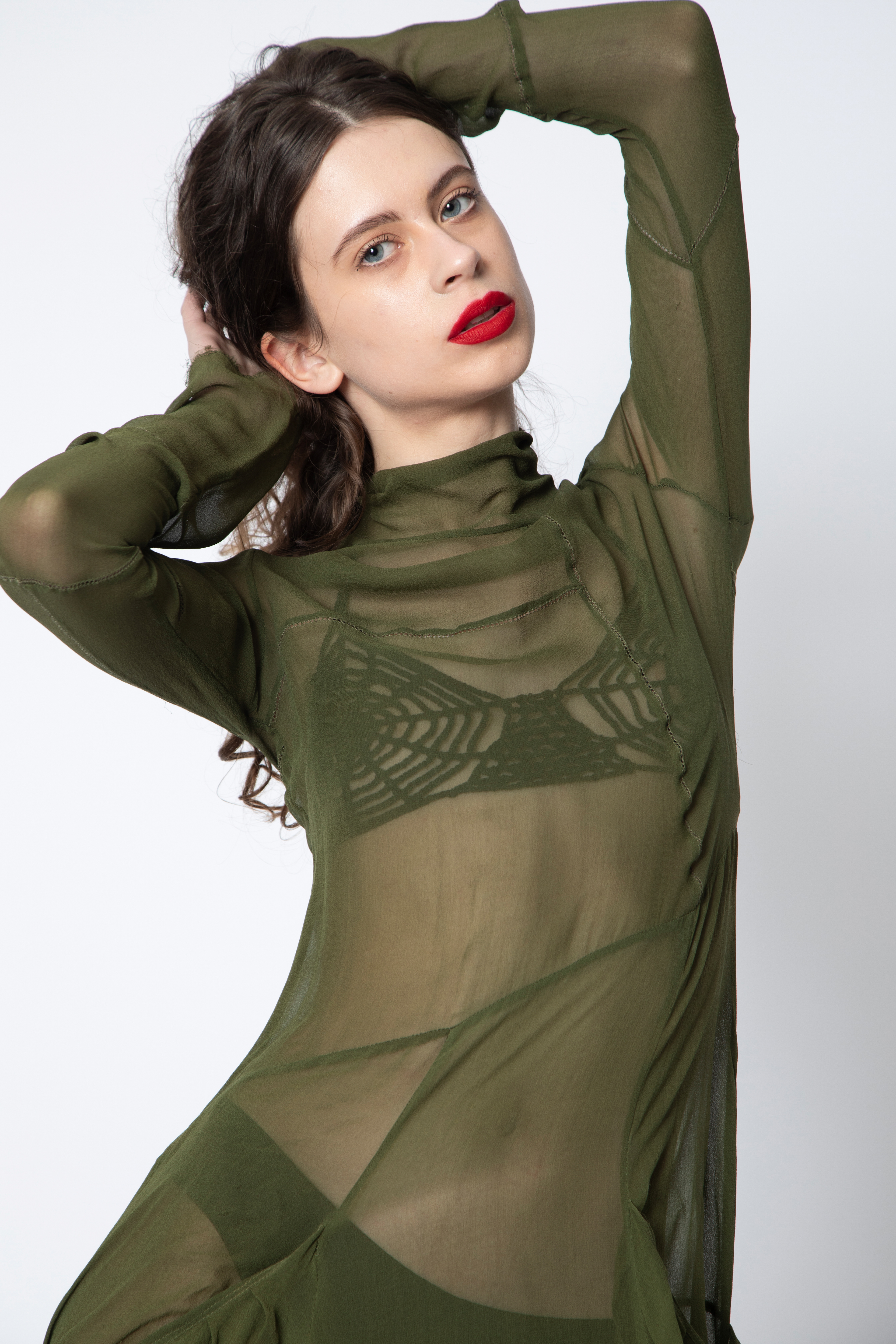 RED LIPS Tipologia: Makeup fashion,  focus labbra;  Caratteristiche: Base viso leggera studiata per esaltare le luci del set fotografico. Il look si concentra su labbra rosse opache, audaci e sofisticate; Type: Fashion makeup, lip-focused; Features: A lightweight and radiant base tailored for the lighting of the photo set. The look emphasizes bold and sophisticated matte red lips; Makeup e hair: Gino Aurora; 