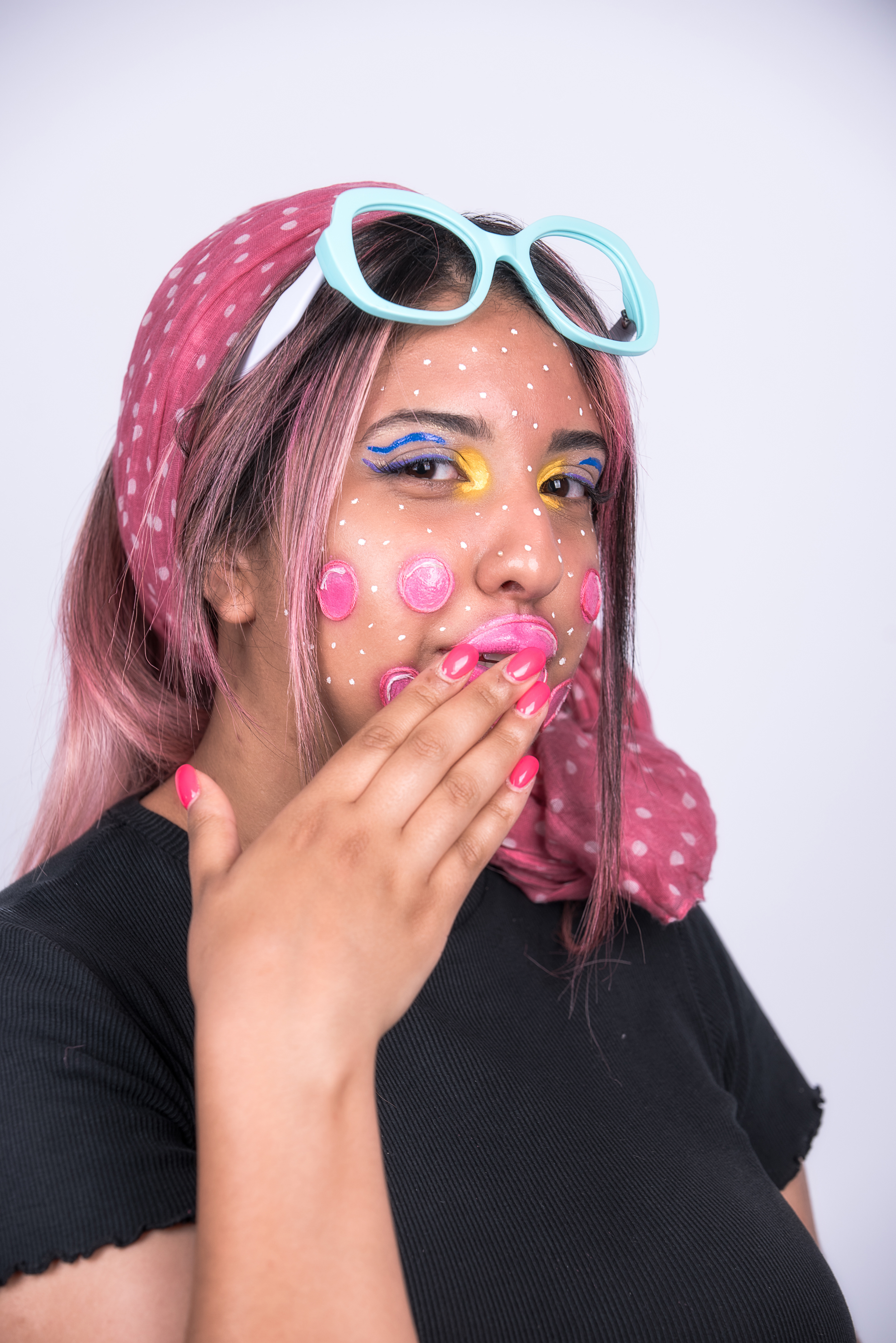 HI BARBIE Tipologia: Makeup artistico; Caratteristiche: Questo progetto è nato in collaborazione con Toob Occhiali, che ha fornito la montatura degli occhiali. L'intero concept ruota attorno a questo accessorio; Type: Artistic makeup; Features: This project was created in collaboration with Toob Eyewear, which provided the glasses frames. The entire concept revolves around this accessory. Makeup: Gino Aurora;