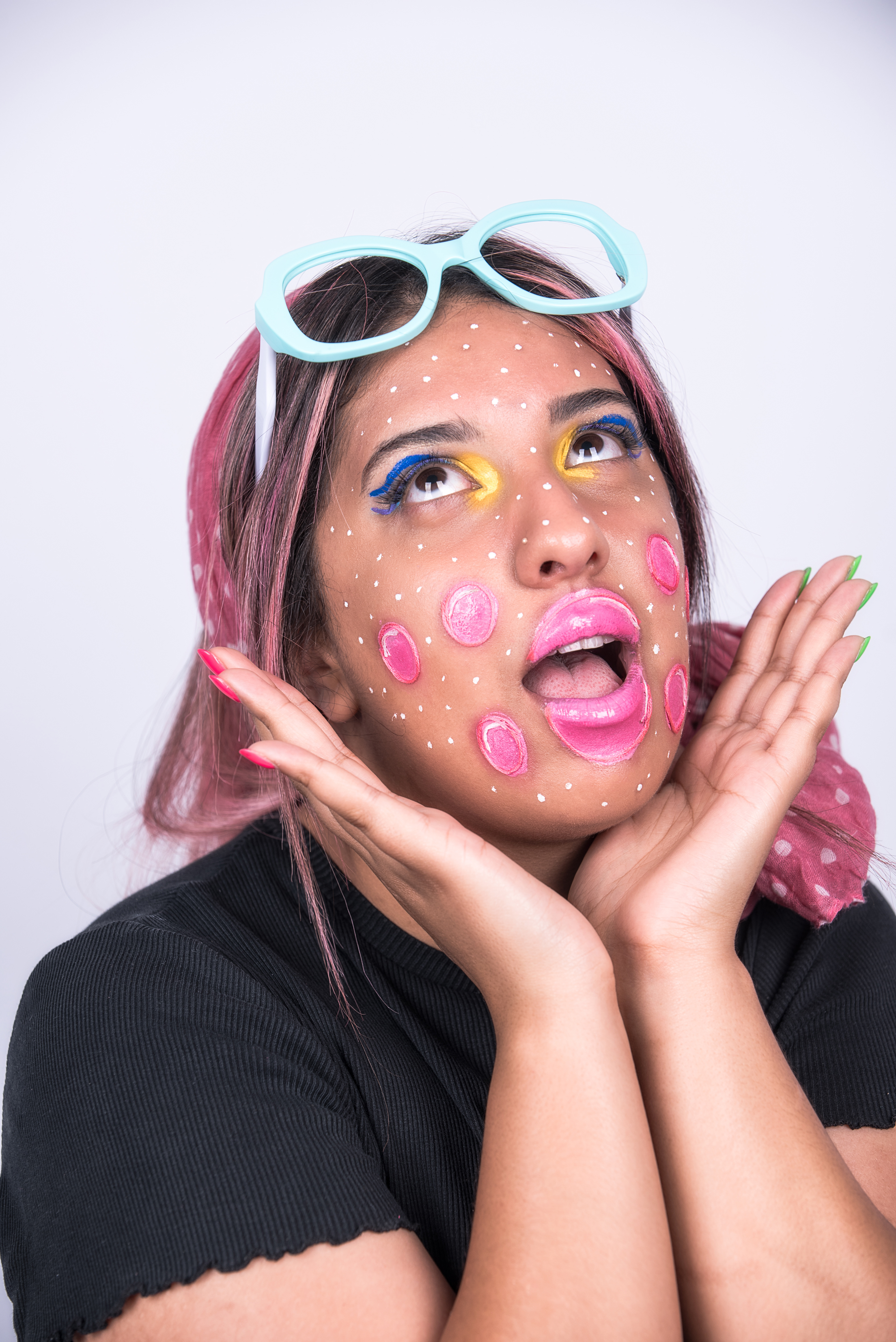 HI BARBIE Tipologia: Makeup artistico; Caratteristiche: Questo progetto è nato in collaborazione con Toob Occhiali, che ha fornito la montatura degli occhiali. L'intero concept ruota attorno a questo accessorio; Type: Artistic makeup; Features: This project was created in collaboration with Toob Eyewear, which provided the glasses frames. The entire concept revolves around this accessory. Makeup: Gino Aurora;