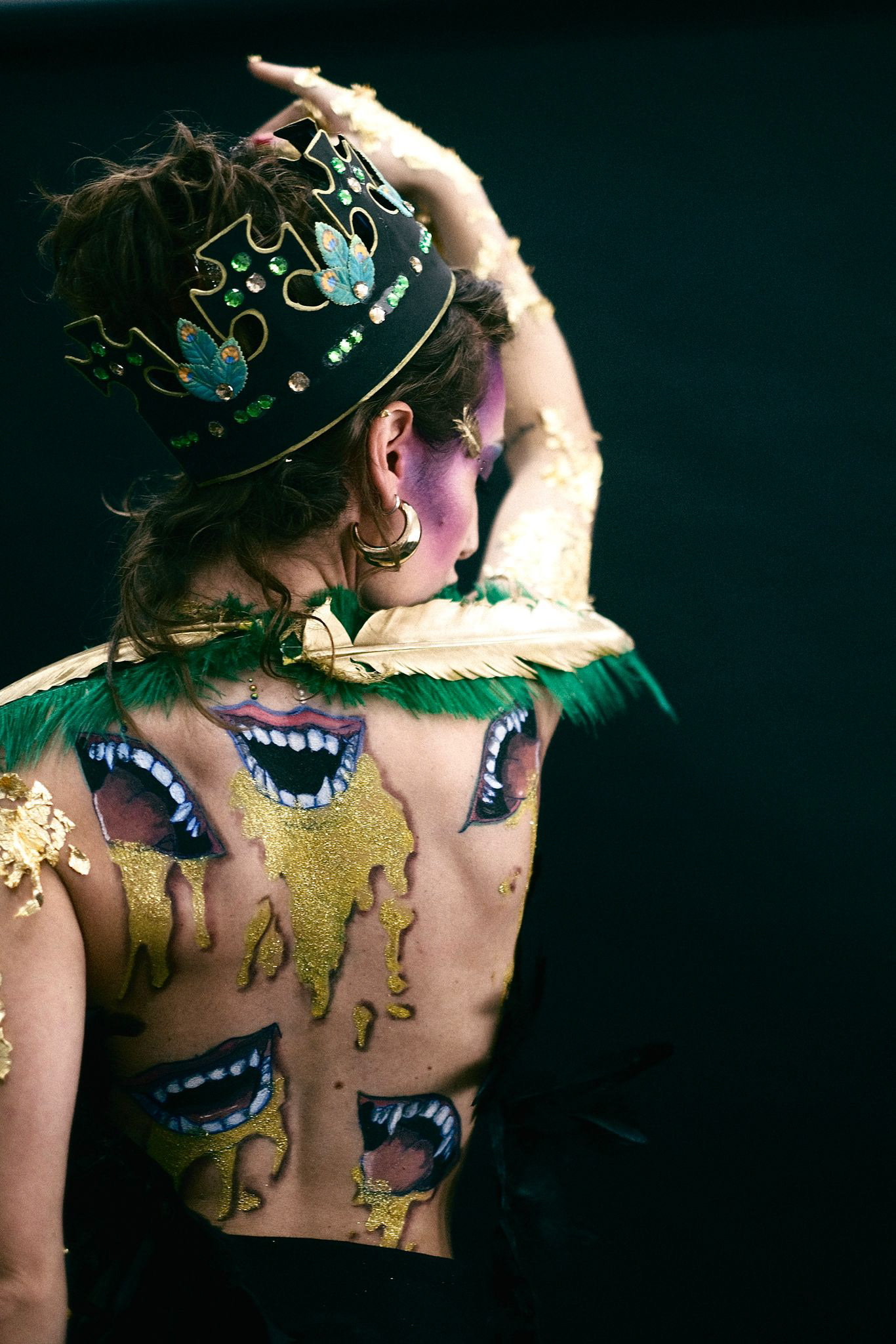 PEACOCK QUEEN Tipologia: Makeup artistico, body painting; Caratteristiche: L'ispirazione per questo progetto nasce dai peccati capitali di superbia, gola e lussuria. Sono state utilizzate diverse tecniche, come la creazione di stencil e l'applicazione di foglia oro. Anche il copricapo a forma di corona è stato realizzato su misura per il progetto; Type: Artistic makeup, body painting; Features: The inspiration for this project comes from the deadly sins of pride, gluttony, and lust. Various techniques were used, including stencil creation and gold leaf application. The crown-shaped headpiece was also custom-made for this project; Makeup e headpiece: Gino Aurora;