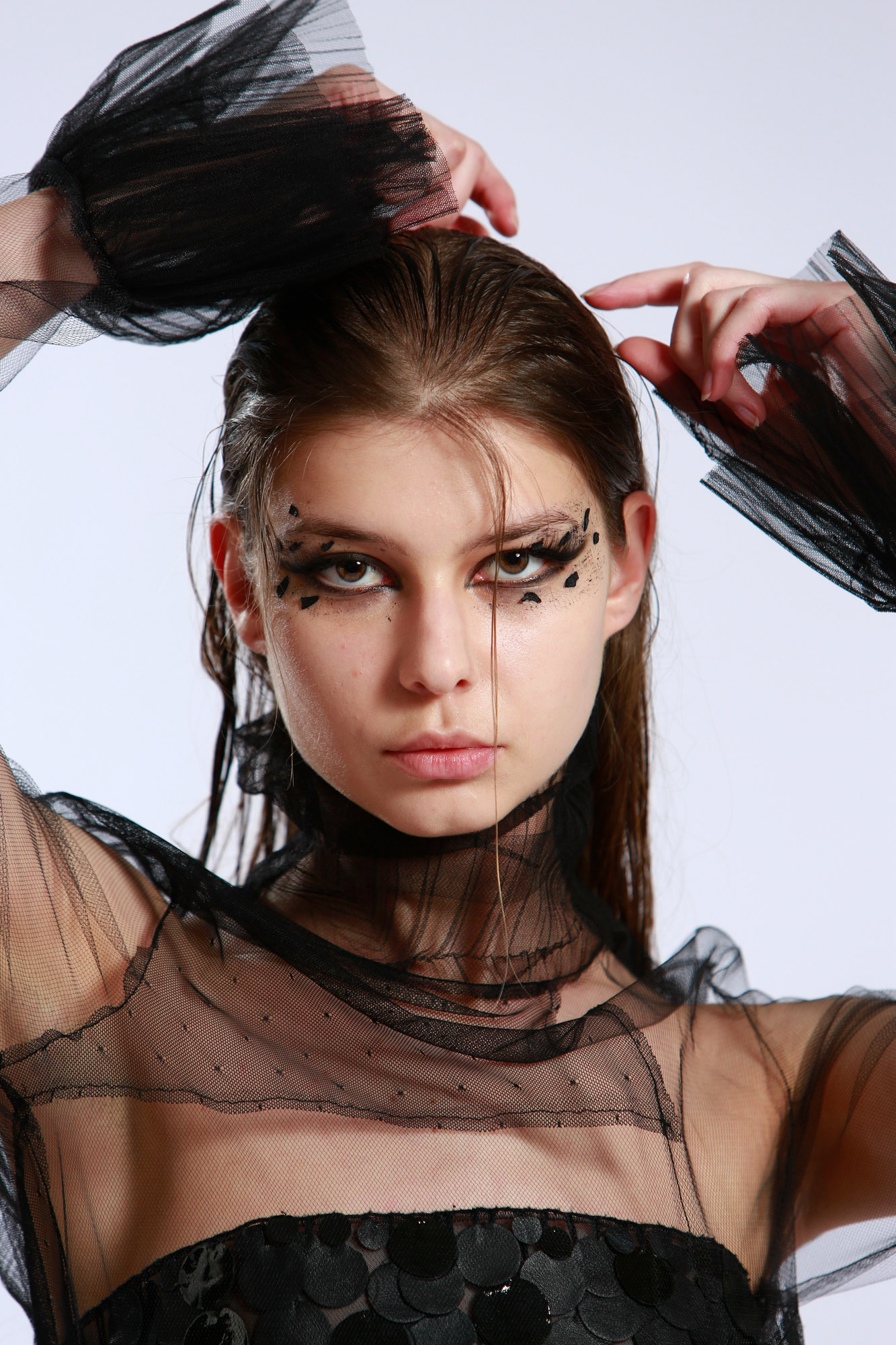 LEATHER  Tipologia: Makeup fashion focus occhi; Caratteristiche: Makeup occhi ispirato al mondo grunge, con un'attenzione particolare all'allungamento della forma dell'occhio della modella. L'effetto 3D viene creato grazie all'aggiunta di piccoli pezzi di ecopelle che completano il look; Type:  Fashion makeup, eye-focused; Features: Eye makeup inspired by the grunge aesthetic, with a strong emphasis on elongating the model's eye shape. A 3D effect is achieved through the addition of small pieces of eco-leather that complete the look. Makeup e hair: Gino Aurora