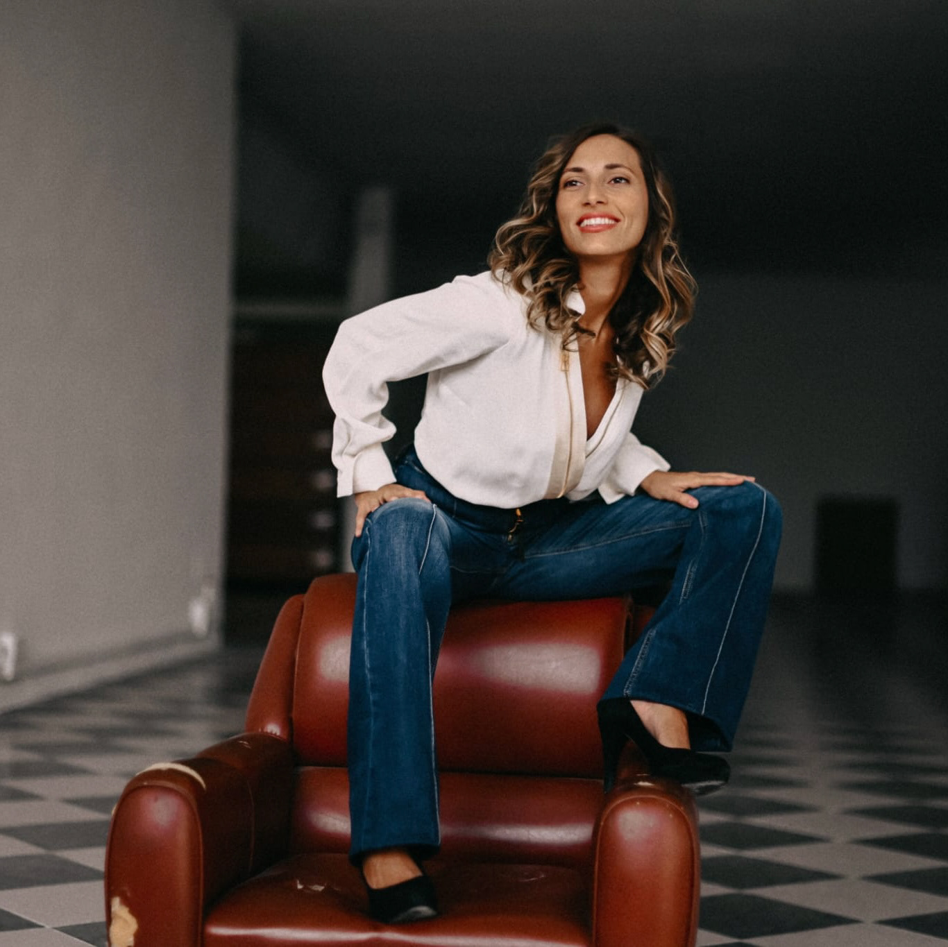 Tipologia: Makeup beauty;  Caratteristiche: Base viso leggera e luminosa ad alta tenuta, Makeup occhi nude marroncino, Makeup labbra nude;  Type: Beauty Makeup; Features: Lightweight and luminous long-wear face base, soft brown nude eye makeup, and nude lips; Makeup e hair: Aurora Gino; 