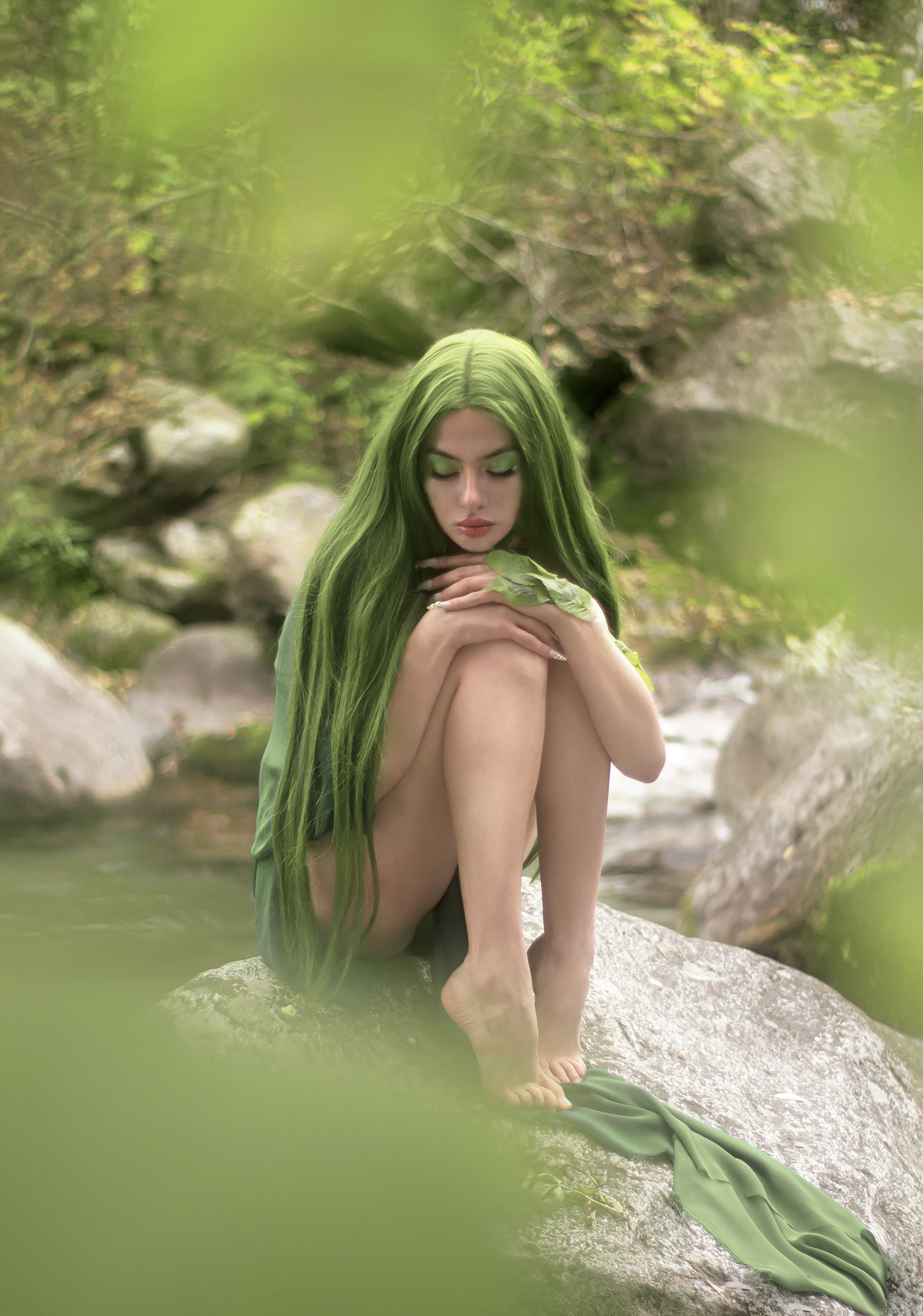 EVA e EVA  Tipologia: Makeup editoriale;  Caratteristiche: Makeup occhi sui toni del verde, delicatamente sfumato ma luminoso per un effetto etereo. Copertura di tatuaggi e applicazione di una parrucca per completare l'intero look; Type: Editorial makeup; Features: Eye makeup in green tones, softly blended yet luminous for an ethereal effect. Tattoo coverage and wig application to complete the overall look; Makeup e hair: Gino Aurora;