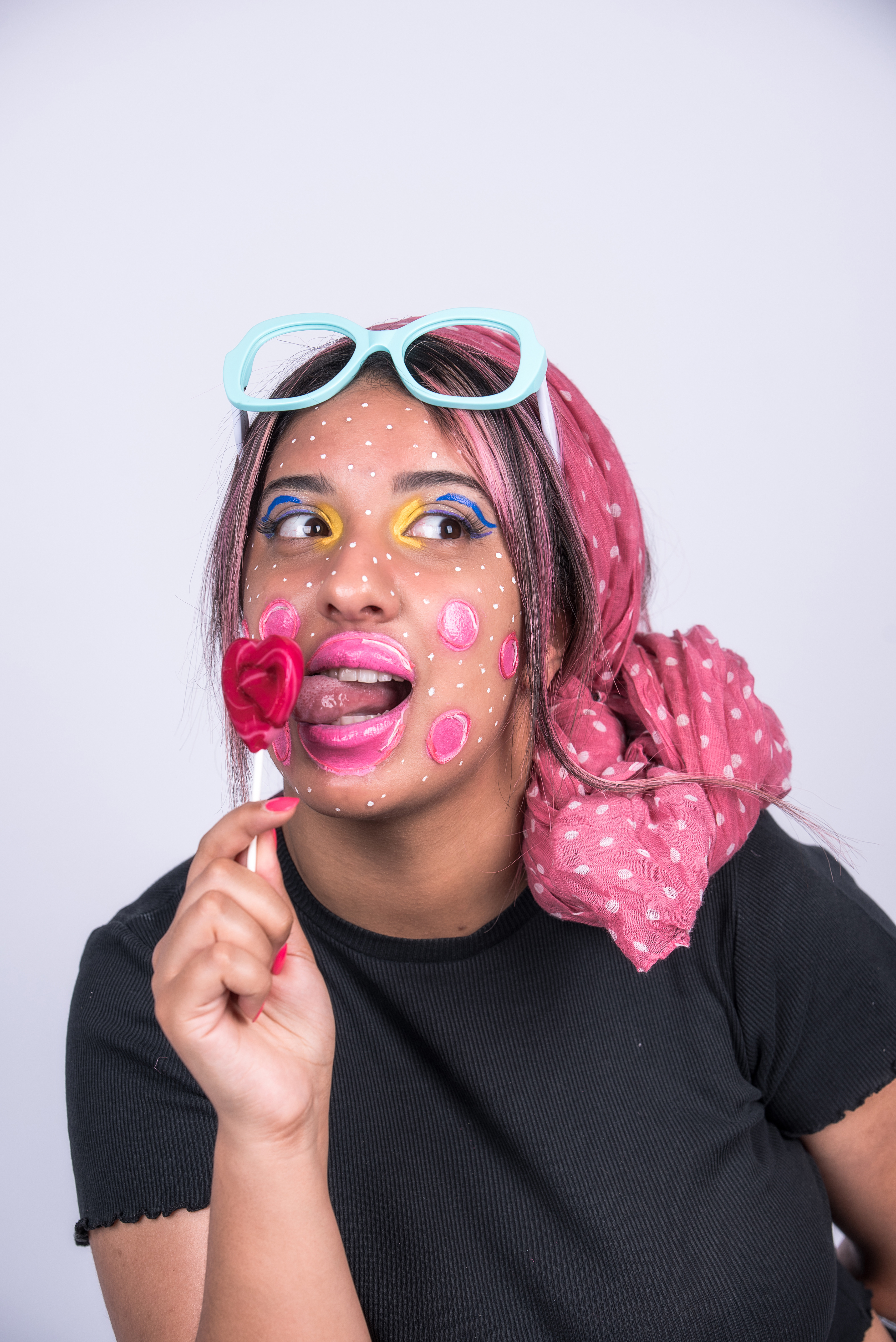 HI BARBIE Tipologia: Makeup artistico; Caratteristiche: Questo progetto è nato in collaborazione con Toob Occhiali, che ha fornito la montatura degli occhiali. L'intero concept ruota attorno a questo accessorio; Type: Artistic makeup; Features: This project was created in collaboration with Toob Eyewear, which provided the glasses frames. The entire concept revolves around this accessory. Makeup: Gino Aurora;