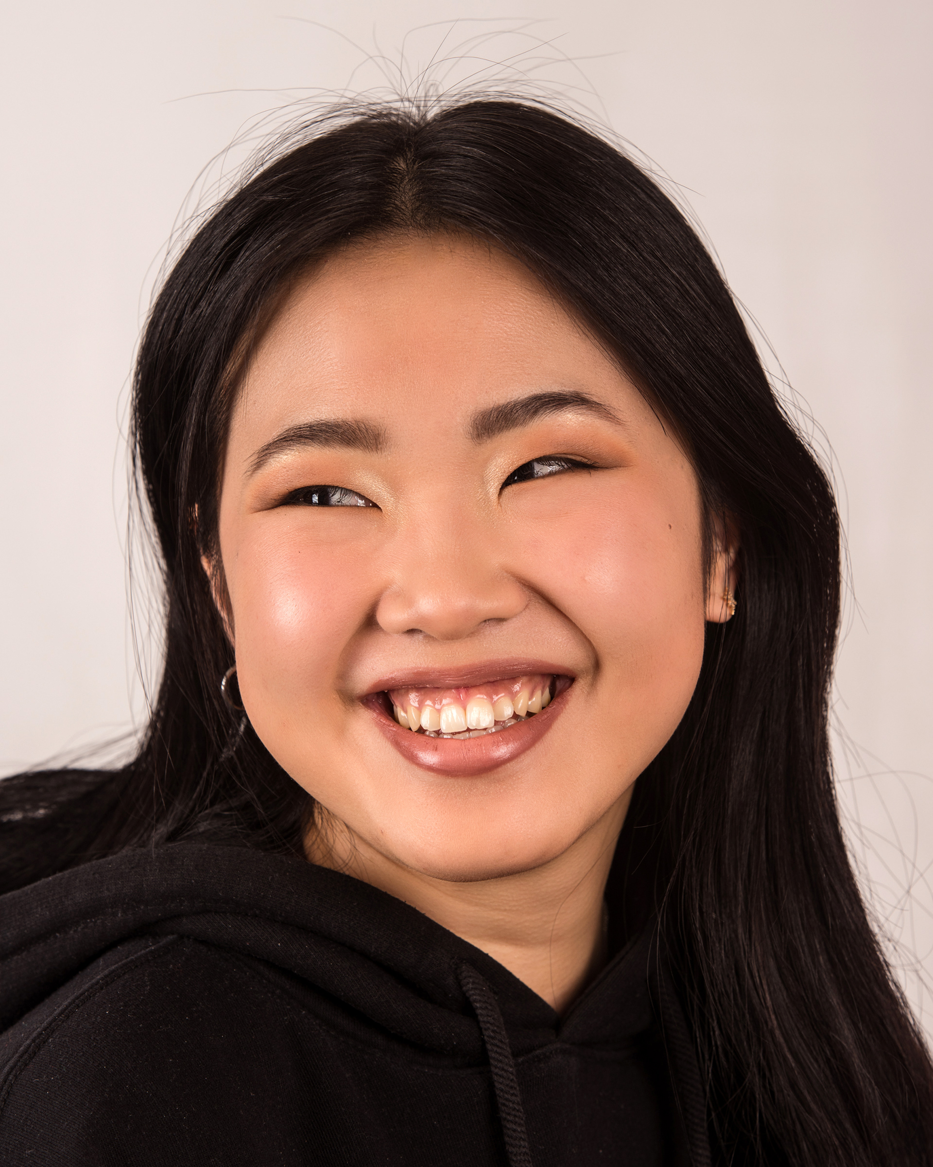 Tipologia: Makeup beauty Soft Glam;  Caratteristiche: Makeup occhi pensato per valorizzare una forma di occhio asiatica, con attenzione alla definizione della palpebra e all’armonizzazione dei colori con i tratti naturali; Type: Beauty Makeup Soft Glam;  Features: Eye makeup designed to enhance the natural beauty of Asian eye shapes, with attention to defining the eyelid and harmonizing the colors with the natural features; Makeup: Gino Aurora;