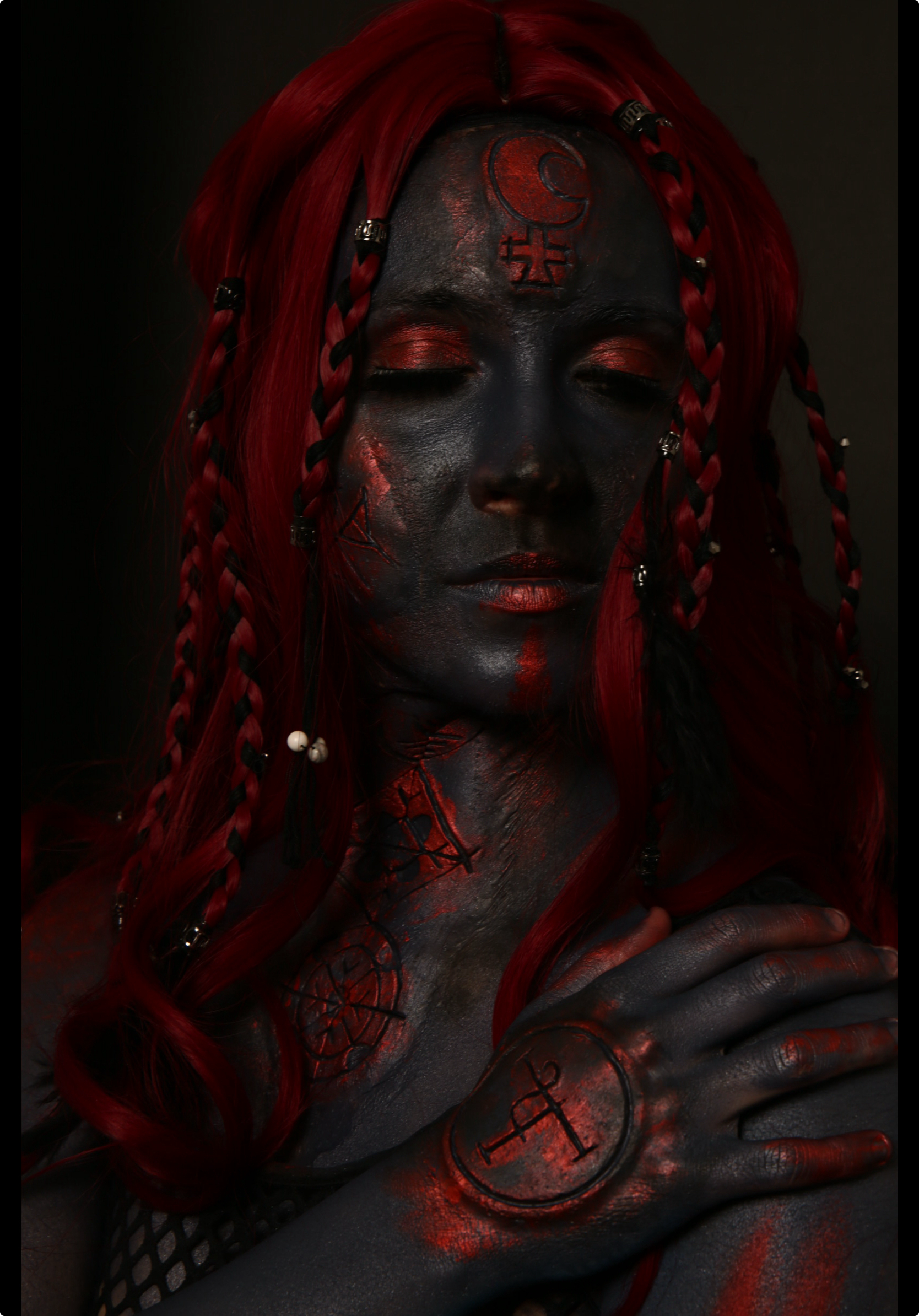 LILITH Tipologia: Sfx;  Caratteristiche: L'ispirazione per questo progetto nasce dalla storia del demone superiore di nome Lilith. Per questo look sono state utilizzate diverse tecniche, tra cui l'uso dell'aerografo e la creazione e applicazione di protesi. Anche la parrucca è stata modificata appositamente per il progetto; Type: Sfx; Features: The inspiration for this project came from the story of the high-level demon named Lilith. Various techniques were used for this look, including airbrushing and the creation and application of prosthetics. The wig was also customized for the project; Makeup e hair: Gino Aurora