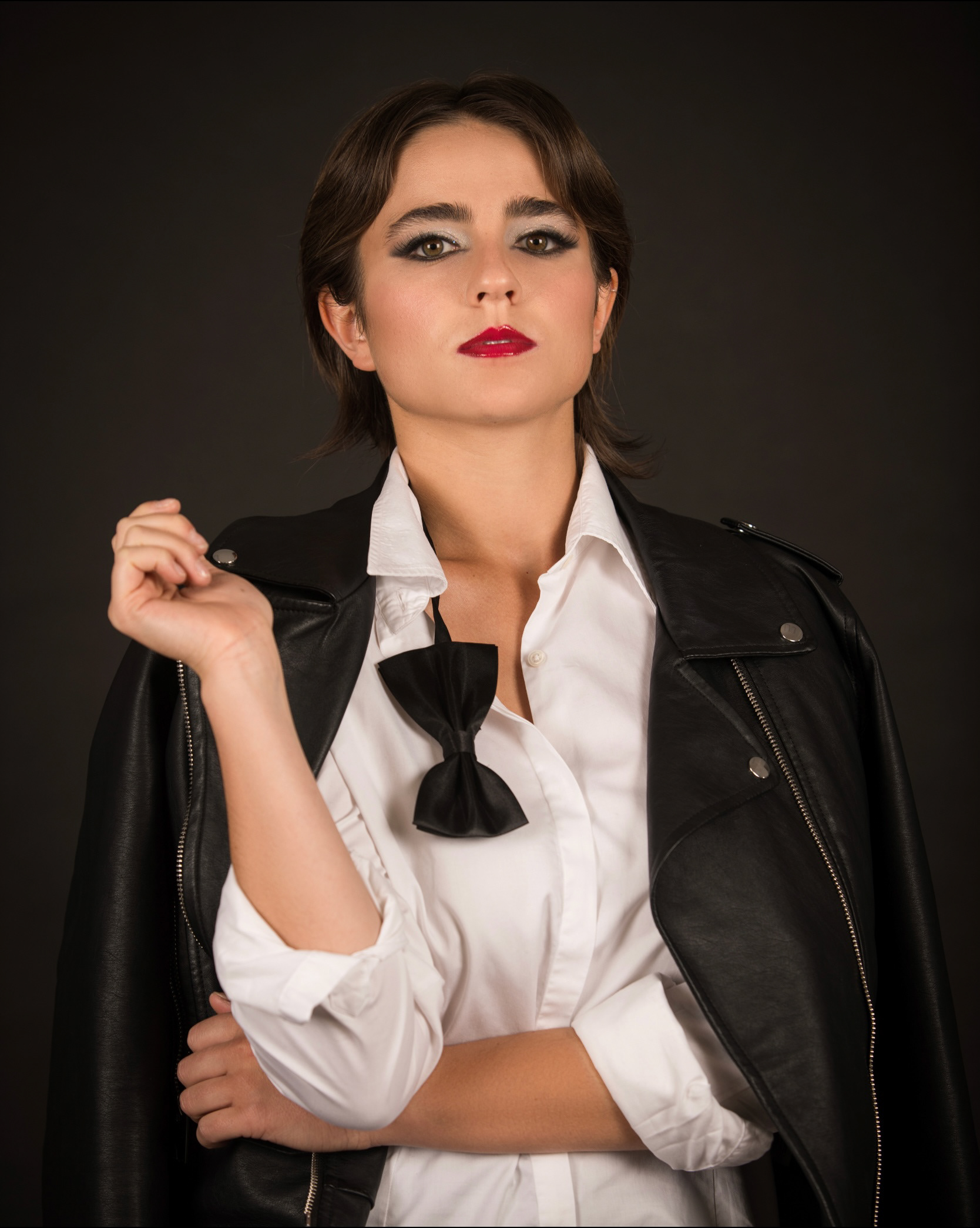 THE DAY AFTER Tipologia: Makeup editoriale;  Caratteristiche: Makeup occhi con eyeliner sfumato per un effetto soft e avvolgente. Labbra in evidenza con un rosso lucido, audace e luminoso; Type: Editorial makeup; Features: Eye makeup with softly blended eyeliner for a smooth, enveloping effect. Lips are highlighted with a bold, glossy red; Makeup e hair: Gino Aurora;