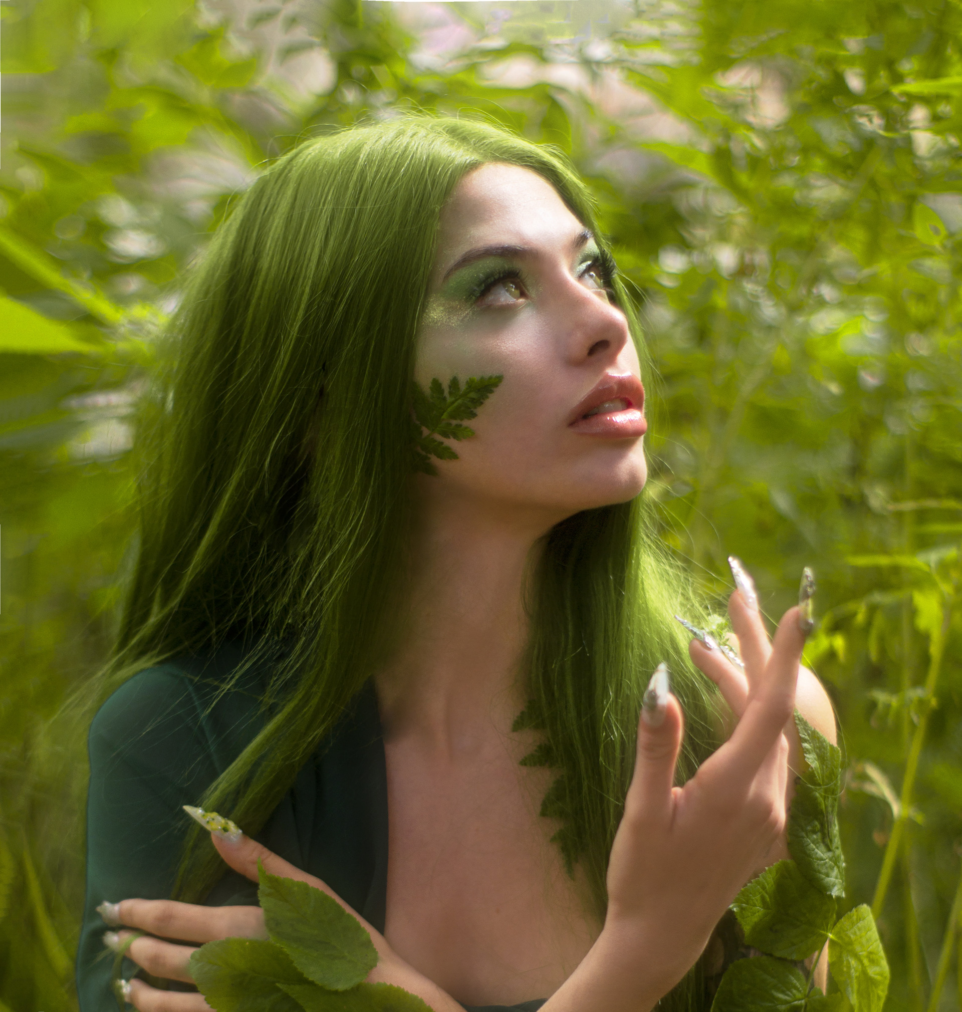 EVA e EVA  Tipologia: Makeup editoriale;  Caratteristiche: Makeup occhi sui toni del verde, delicatamente sfumato ma luminoso per un effetto etereo. Copertura di tatuaggi e applicazione di una parrucca per completare l'intero look; Type: Editorial makeup; Features: Eye makeup in green tones, softly blended yet luminous for an ethereal effect. Tattoo coverage and wig application to complete the overall look; Makeup e hair: Gino Aurora;