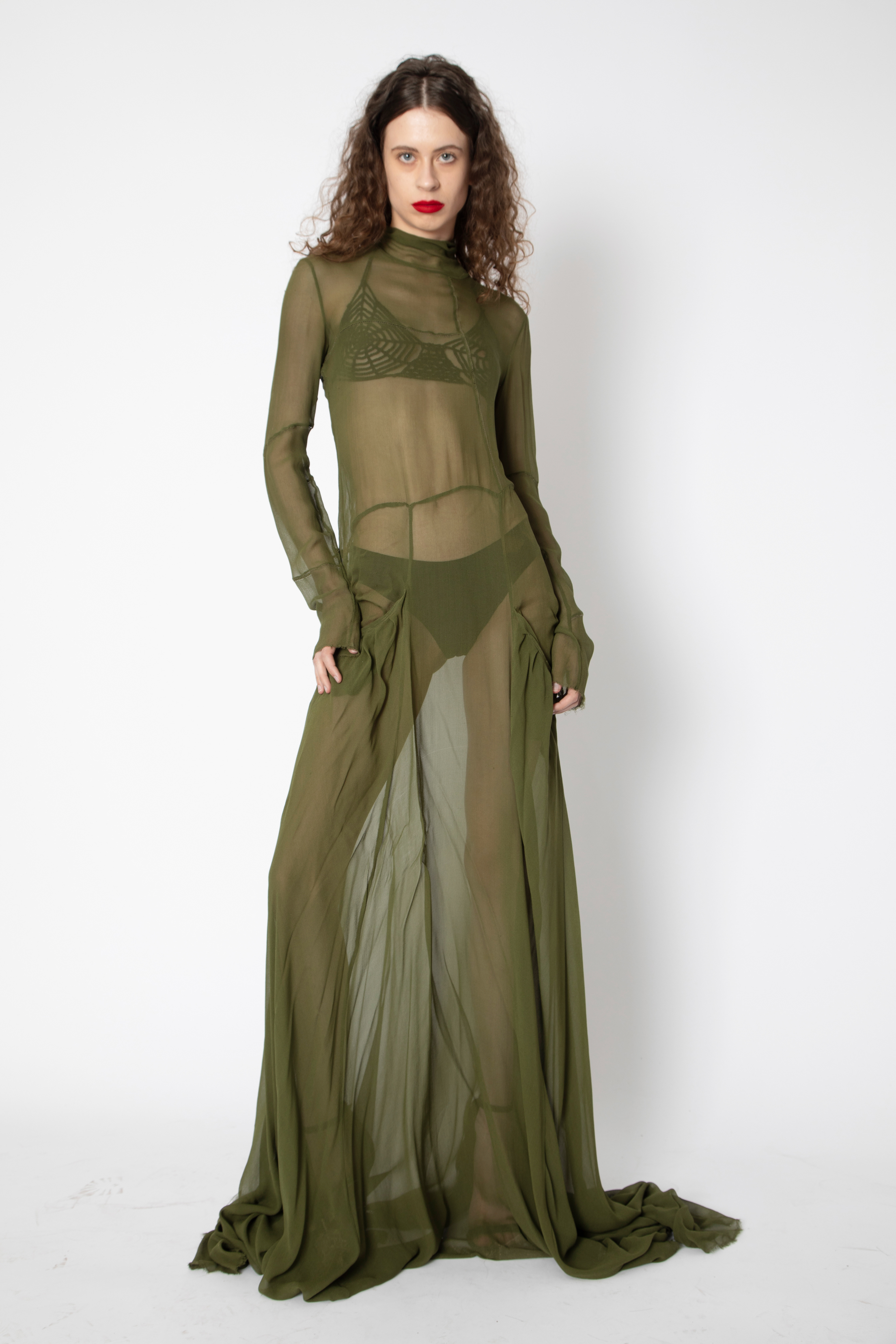 RED LIPS Tipologia: Makeup fashion,  focus labbra;  Caratteristiche: Base viso leggera studiata per esaltare le luci del set fotografico. Il look si concentra su labbra rosse opache, audaci e sofisticate; Type: Fashion makeup, lip-focused; Features: A lightweight and radiant base tailored for the lighting of the photo set. The look emphasizes bold and sophisticated matte red lips; Makeup e hair: Gino Aurora; 