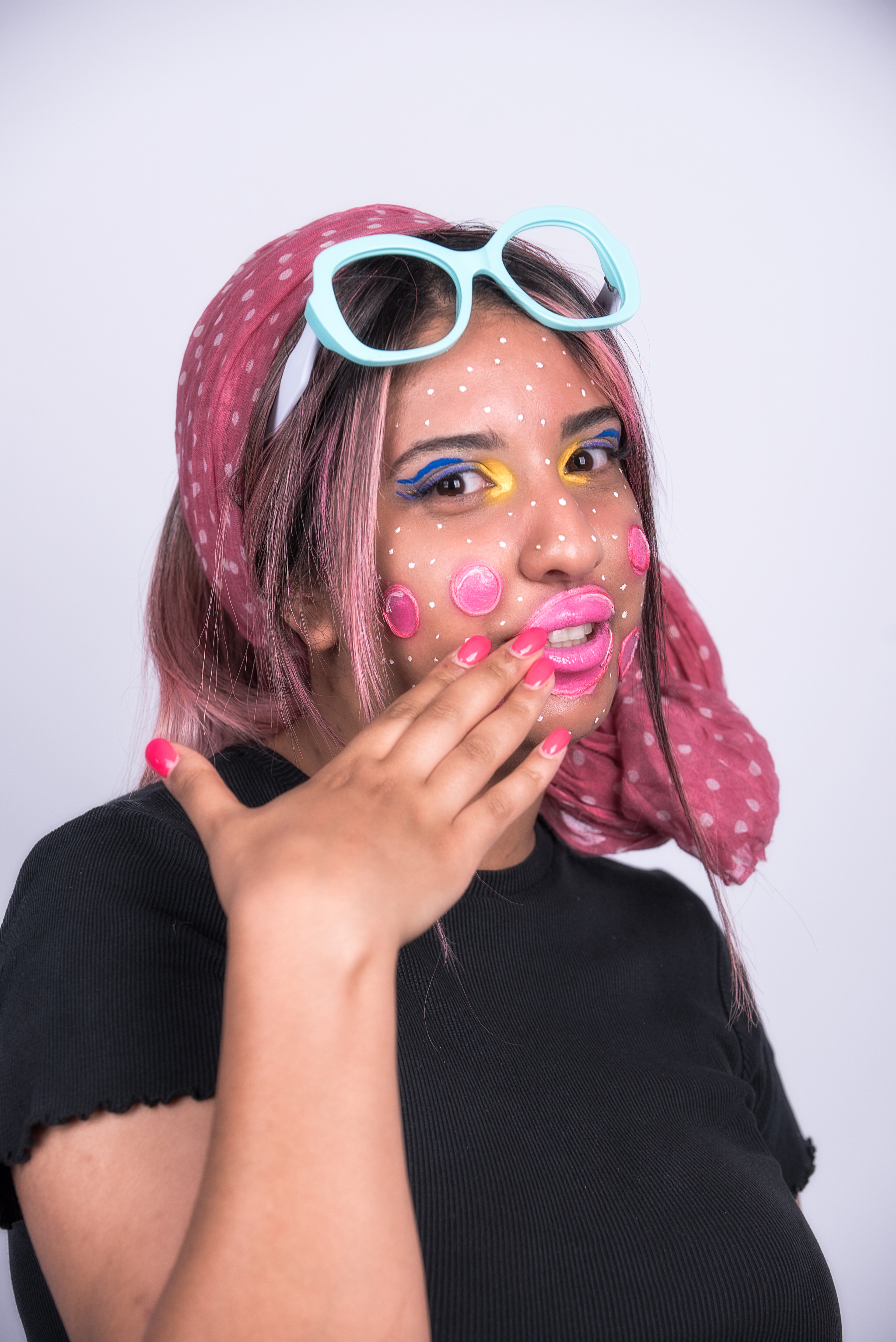 HI BARBIE Tipologia: Makeup artistico; Caratteristiche: Questo progetto è nato in collaborazione con Toob Occhiali, che ha fornito la montatura degli occhiali. L'intero concept ruota attorno a questo accessorio; Type: Artistic makeup; Features: This project was created in collaboration with Toob Eyewear, which provided the glasses frames. The entire concept revolves around this accessory. Makeup: Gino Aurora;