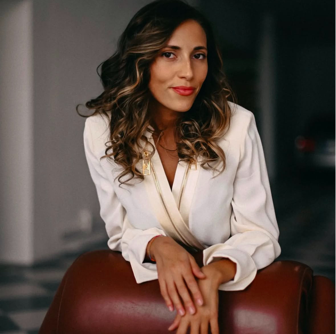 Tipologia: Makeup beauty;  Caratteristiche: Base viso leggera e luminosa ad alta tenuta, Makeup occhi nude marroncino, Makeup labbra nude;  Type: Beauty Makeup; Features: Lightweight and luminous long-wear face base, soft brown nude eye makeup, and nude lips; Makeup e hair: Aurora Gino;