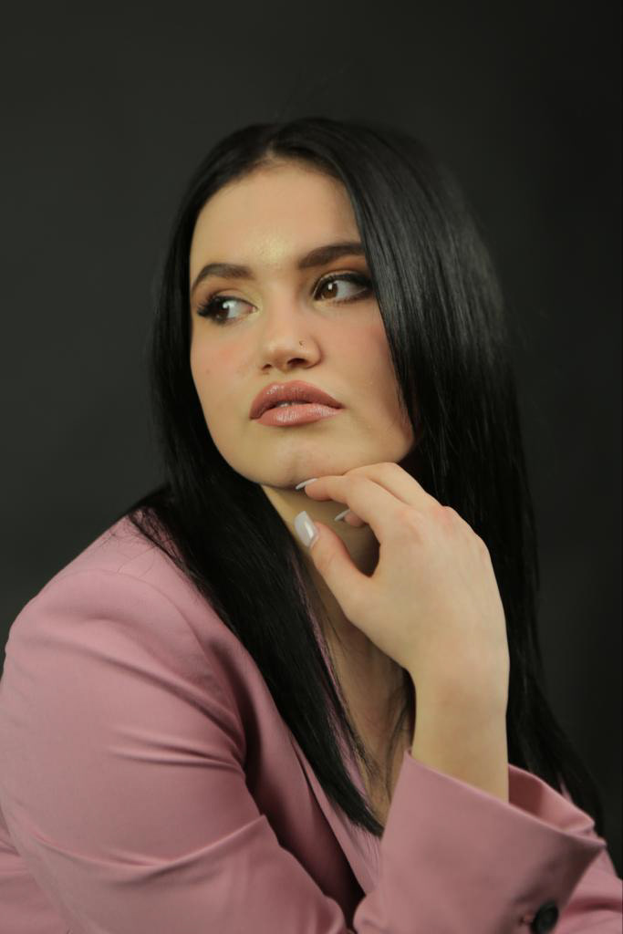 Tipologia: Makeup beauty Soft Glam;  Caratteristiche: Base visto naturale realizzata appositamente per le luci del set fotografico, makeup occhi e labbra sui toni del rosa, in armonia con il vestito usato; Type: Beauty Makeup Soft Glam; Features: Natural-looking face base specifically designed to suit the lighting of the photo set. Eye and lip makeup in pink tones to complement the dress worn; Makeup: Gino Aurora;