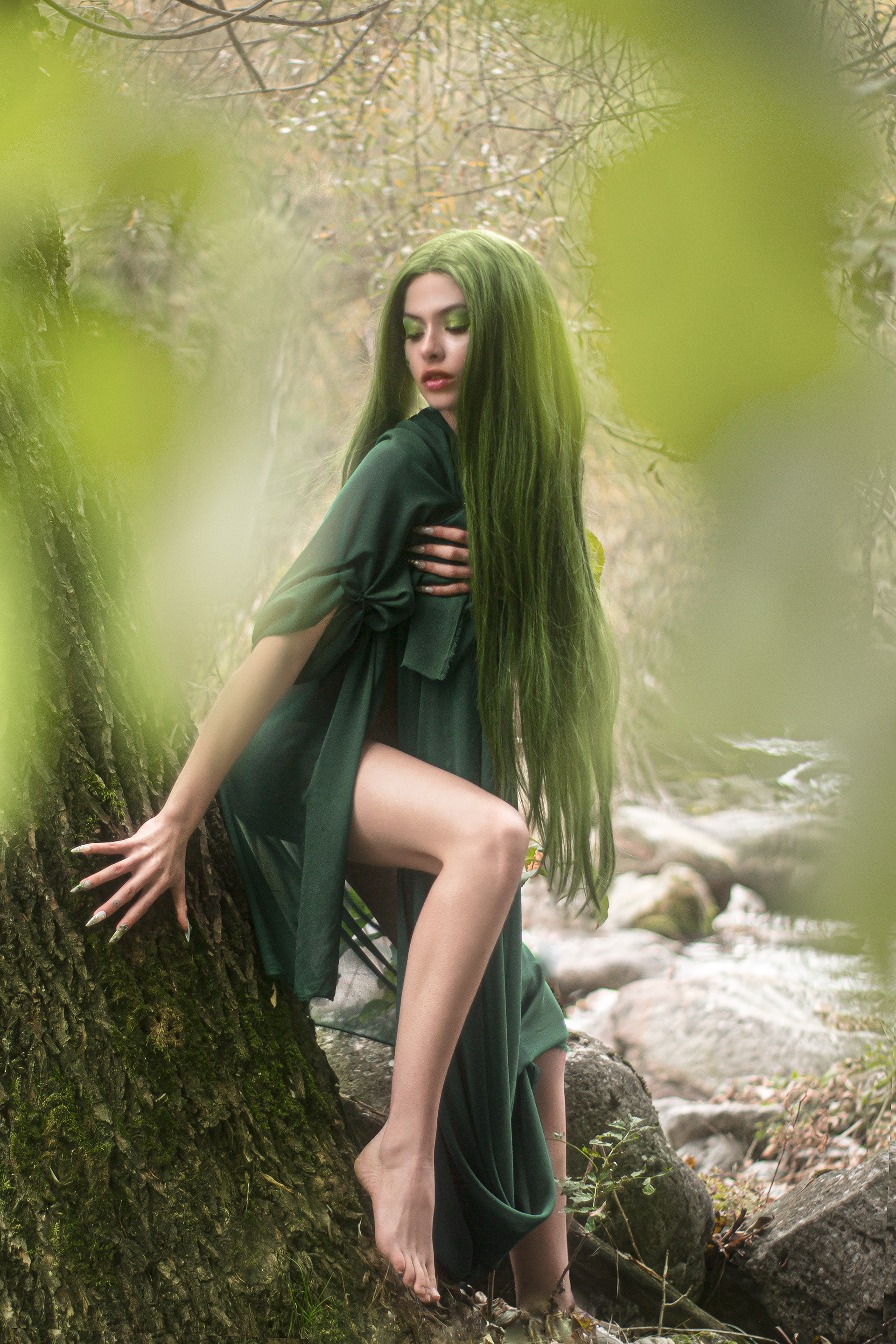 EVA e EVA  Tipologia: Makeup editoriale;  Caratteristiche: Makeup occhi sui toni del verde, delicatamente sfumato ma luminoso per un effetto etereo. Copertura di tatuaggi e applicazione di una parrucca per completare l'intero look; Type: Editorial makeup; Features: Eye makeup in green tones, softly blended yet luminous for an ethereal effect. Tattoo coverage and wig application to complete the overall look; Makeup e hair: Gino Aurora;