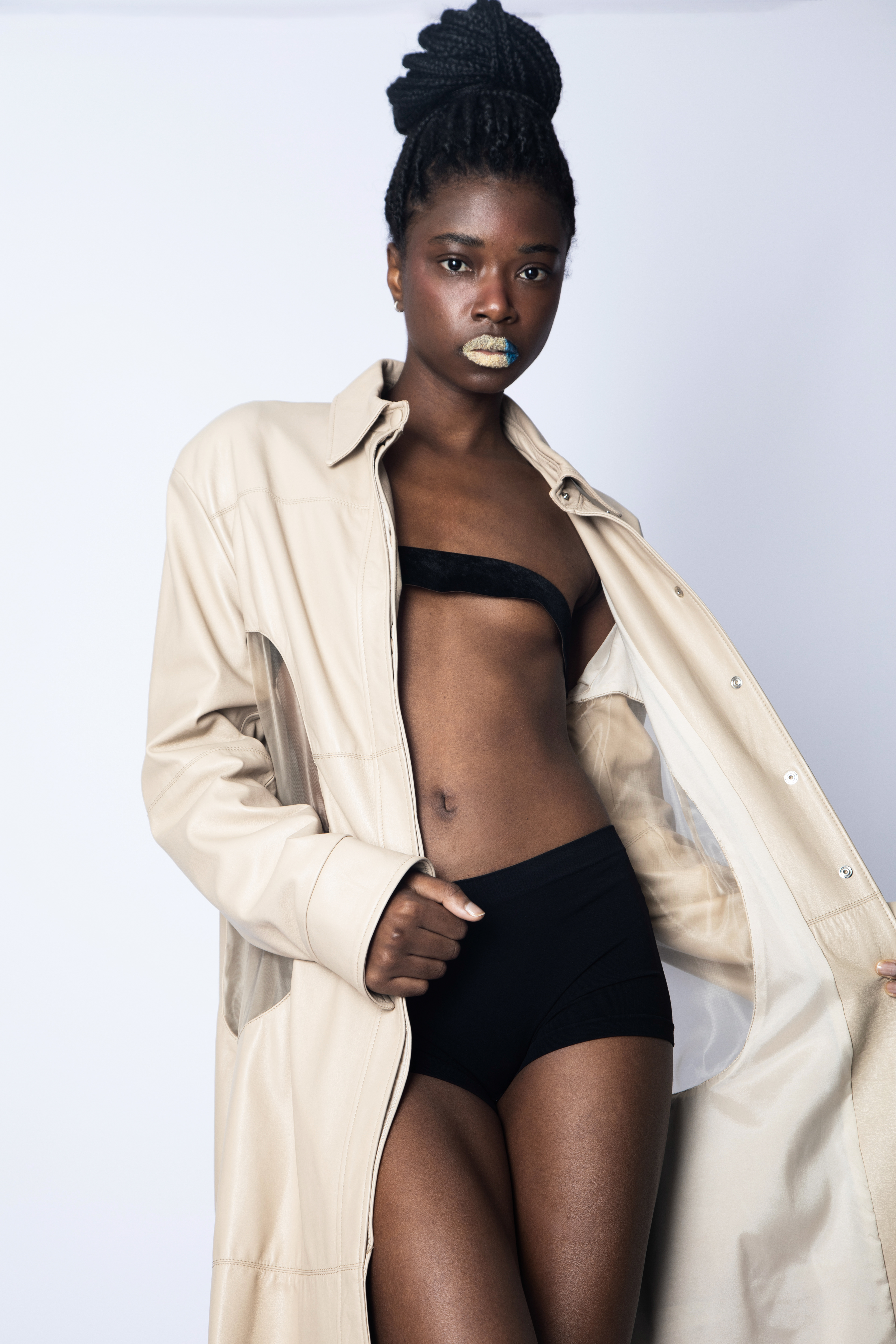 DESERT  Tipologia: Makeup fashion, focus labbra;  Caratteristiche: Focus sulle labbra con un effetto materico caratterizzato da texture contrastanti. Una parte opaca e granulare richiama il deserto, mentre una sezione lucida rappresenta l'oceano, creando un equilibrio visivo unico; Type: Fashion makeup, lip-focused; Features: A textural focus on the lips with contrasting finishes. A matte, grainy texture evokes the desert, while a glossy section represents the ocean, creating a unique visual balance; Makeup e hair: Gino Aurora;