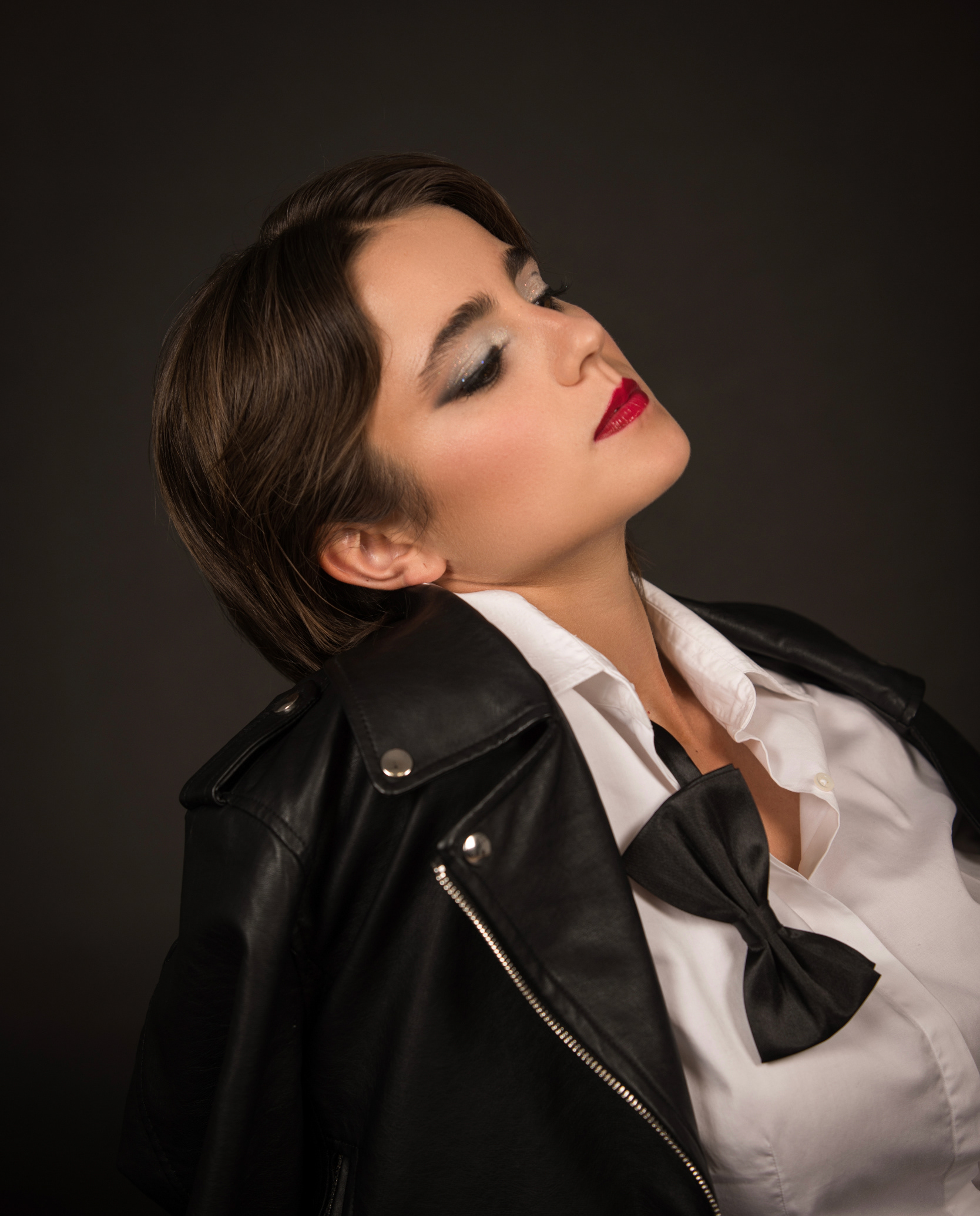 THE DAY AFTER Tipologia: Makeup editoriale;  Caratteristiche: Makeup occhi con eyeliner sfumato per un effetto soft e avvolgente. Labbra in evidenza con un rosso lucido, audace e luminoso; Type: Editorial makeup; Features: Eye makeup with softly blended eyeliner for a smooth, enveloping effect. Lips are highlighted with a bold, glossy red; Makeup e hair: Gino Aurora;