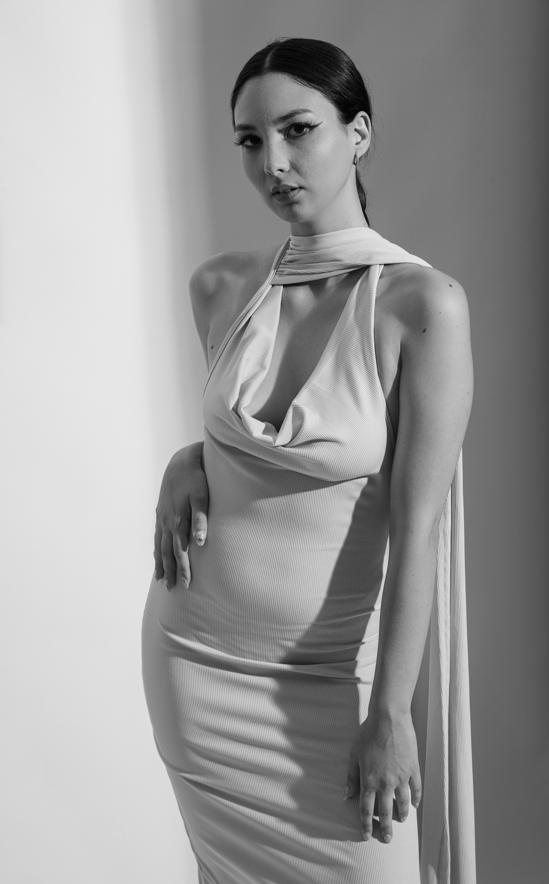 Tipologia: Makeup editoriale; Caratteristiche: Base viso leggera e luminosa, pensata per esaltare le luci del set fotografico. Il makeup è focalizzato sugli occhi con un eyeliner allungato e ben definito; Type: Editorial makeup; Features: Lightweight and radiant face base designed to enhance the lighting on the photo set. The makeup focuses on the eyes with elongated and well-defined eyeliner; Makeup e hair: Gino Aurora; 