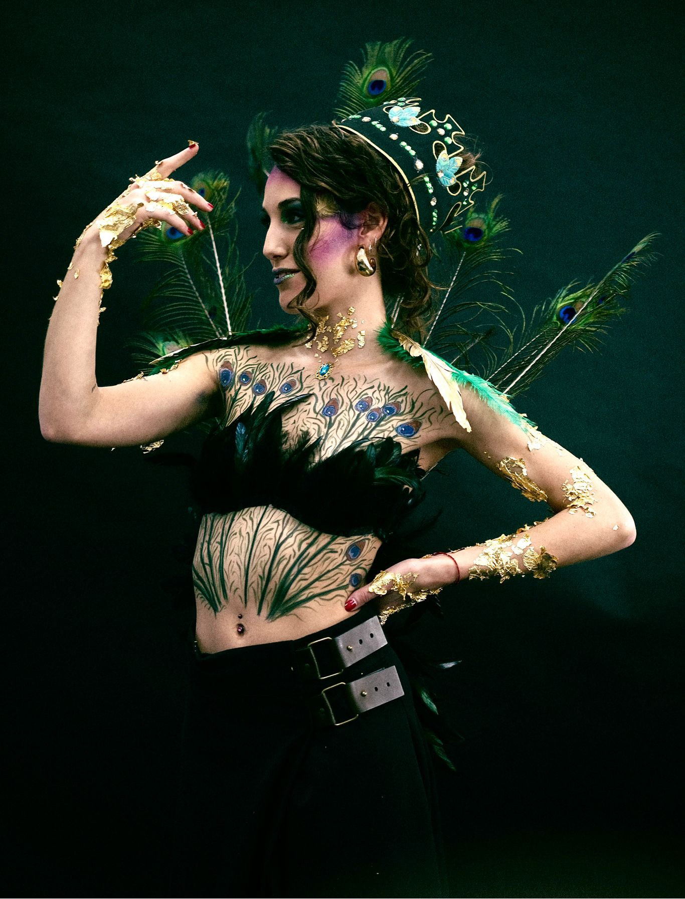 PEACOCK QUEEN Tipologia: Makeup artistico, body painting; Caratteristiche: L'ispirazione per questo progetto nasce dai peccati capitali di superbia, gola e lussuria. Sono state utilizzate diverse tecniche, come la creazione di stencil e l'applicazione di foglia oro. Anche il copricapo a forma di corona è stato realizzato su misura per il progetto; Type: Artistic makeup, body painting; Features: The inspiration for this project comes from the deadly sins of pride, gluttony, and lust. Various techniques were used, including stencil creation and gold leaf application. The crown-shaped headpiece was also custom-made for this project; Makeup e headpiece: Gino Aurora;