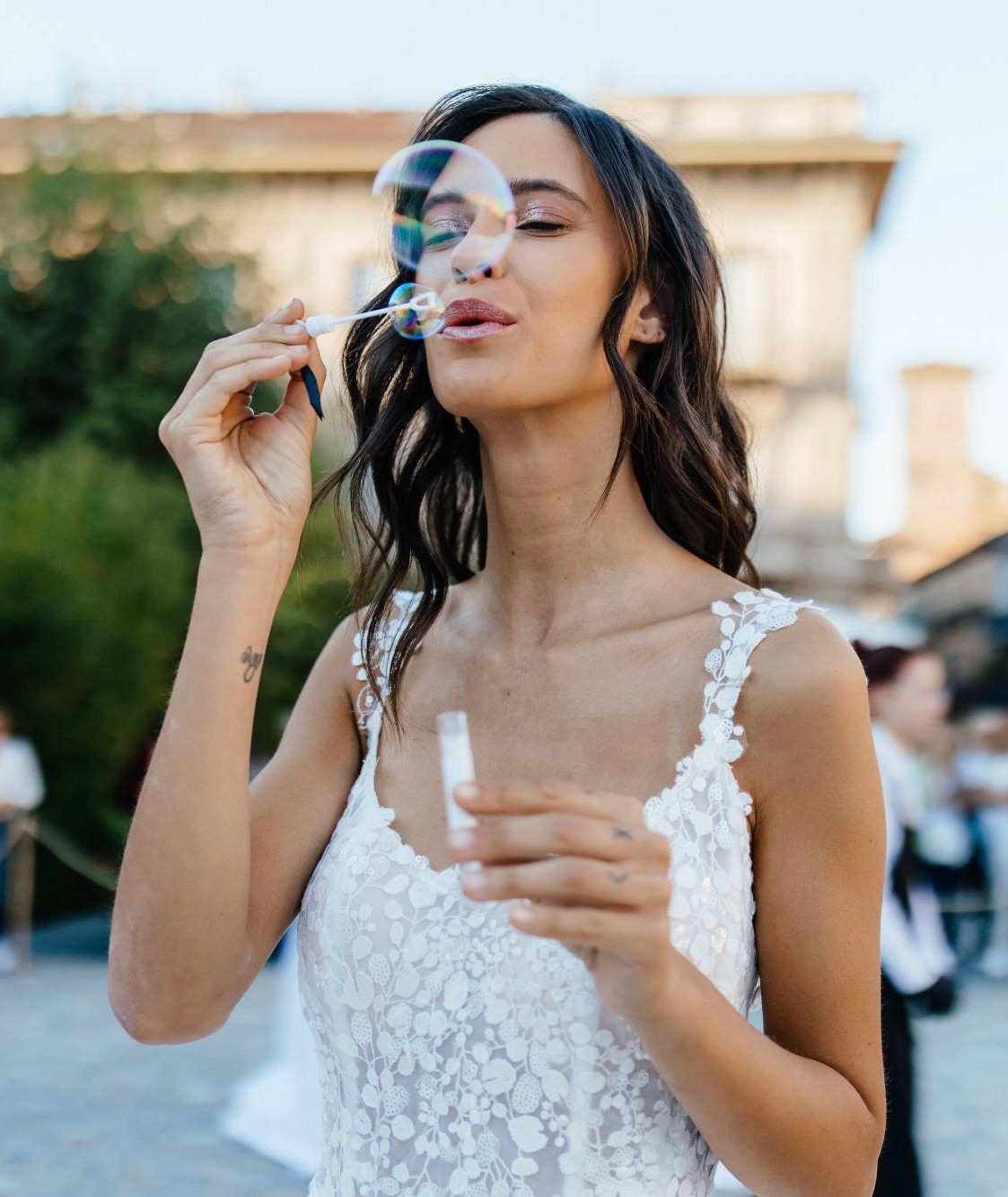 Tipologia: Makeup beauty, Makeup sposa Caratteristiche: Base viso leggera e luminosa ad alta tenuta, makeup occhi nude rosato luminoso, makeup labbra nude glossato; Type: Beauty Makeup, Bridal Makeup; Features: Lightweight and luminous long-wear face base, radiant nude pink eye makeup, and glossy nude lips; Makeup: Gino Aurora;