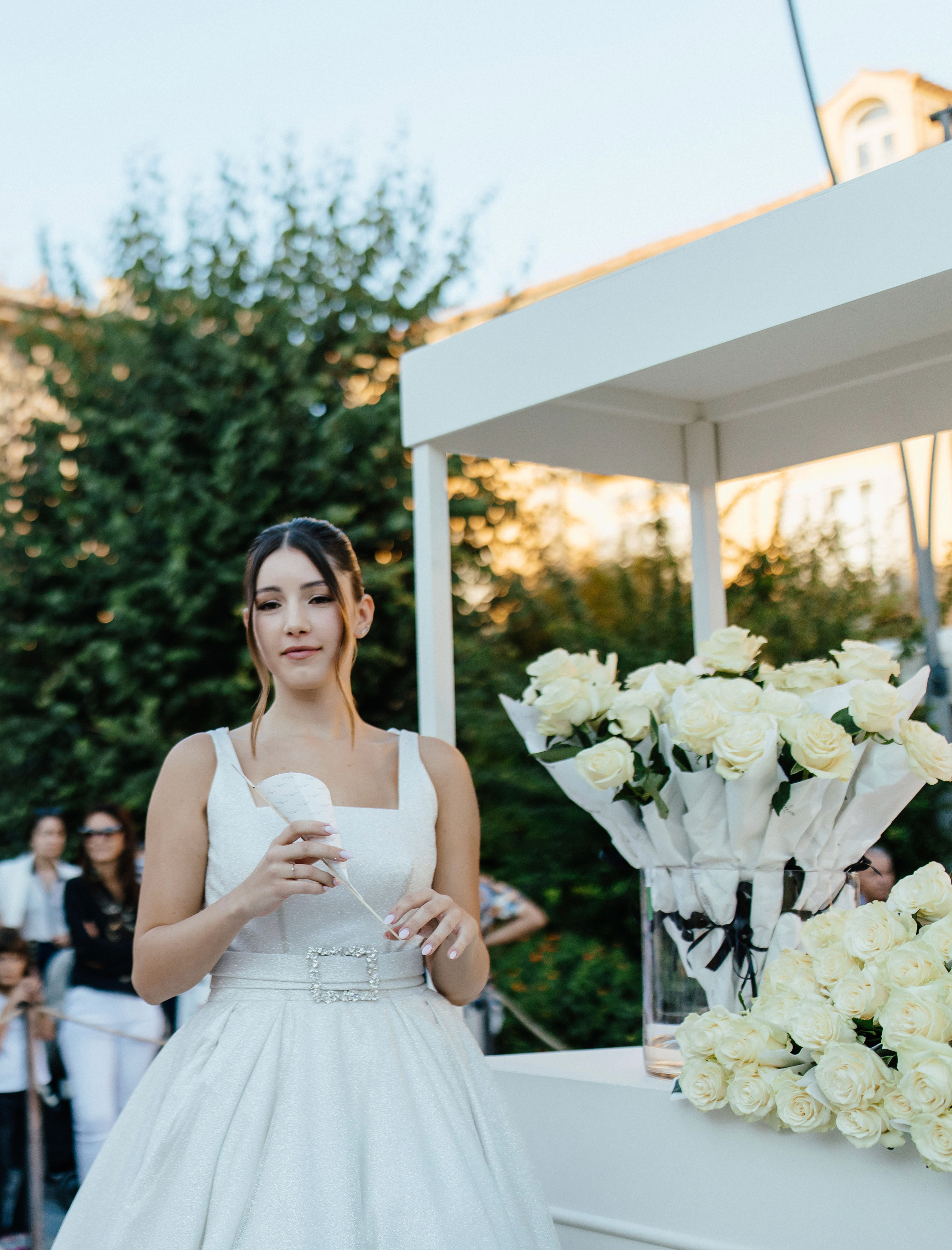 Tipologia: Makeup beauty, Makeup sposa; Caratteristiche: Base viso leggera e luminosa ad alta tenuta, makeup occhi nude rosato luminoso, makeup labbra nude glossato; Type: Beauty Makeup, Bridal Makeup; Features: Lightweight and luminous long-wear face base, radiant nude pink eye makeup, and glossy nude lips; Makeup: Gino Aurora