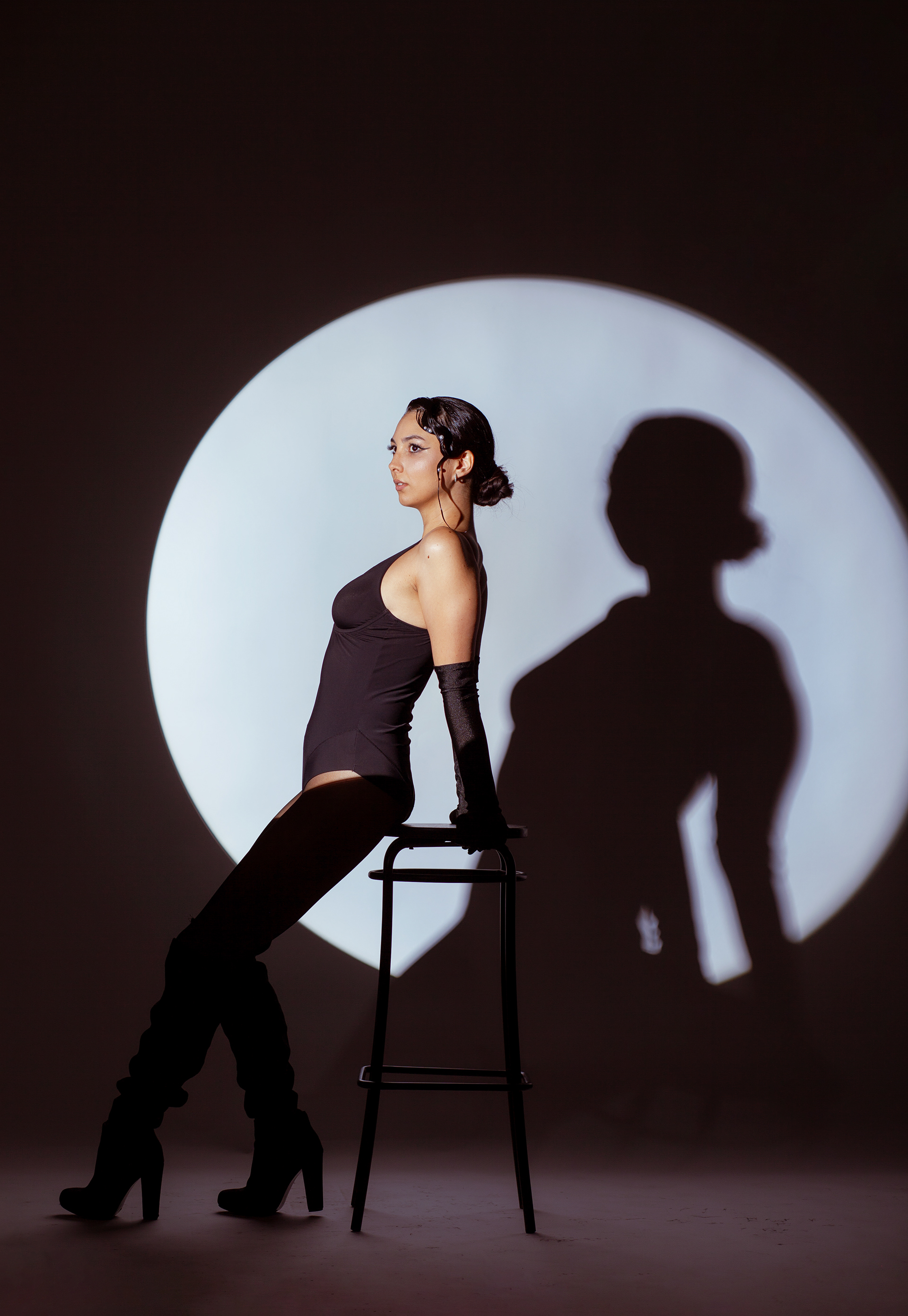 Tipologia: Makeup editoriale; Caratteristiche: Makeup occhi con eyeliner allungato e definito. I capelli sono raccolti, con onde piatte nella parte anteriore, impreziosite da mezze perle per un tocco elegante e sofisticato; Type: Editorial makeup;  Features: Eye makeup with elongated and defined eyeliner. Hair is styled in an updo with flat waves at the front, adorned with half-pearls for an elegant and sophisticated touch; Makeup e hair: Gino Aurora;