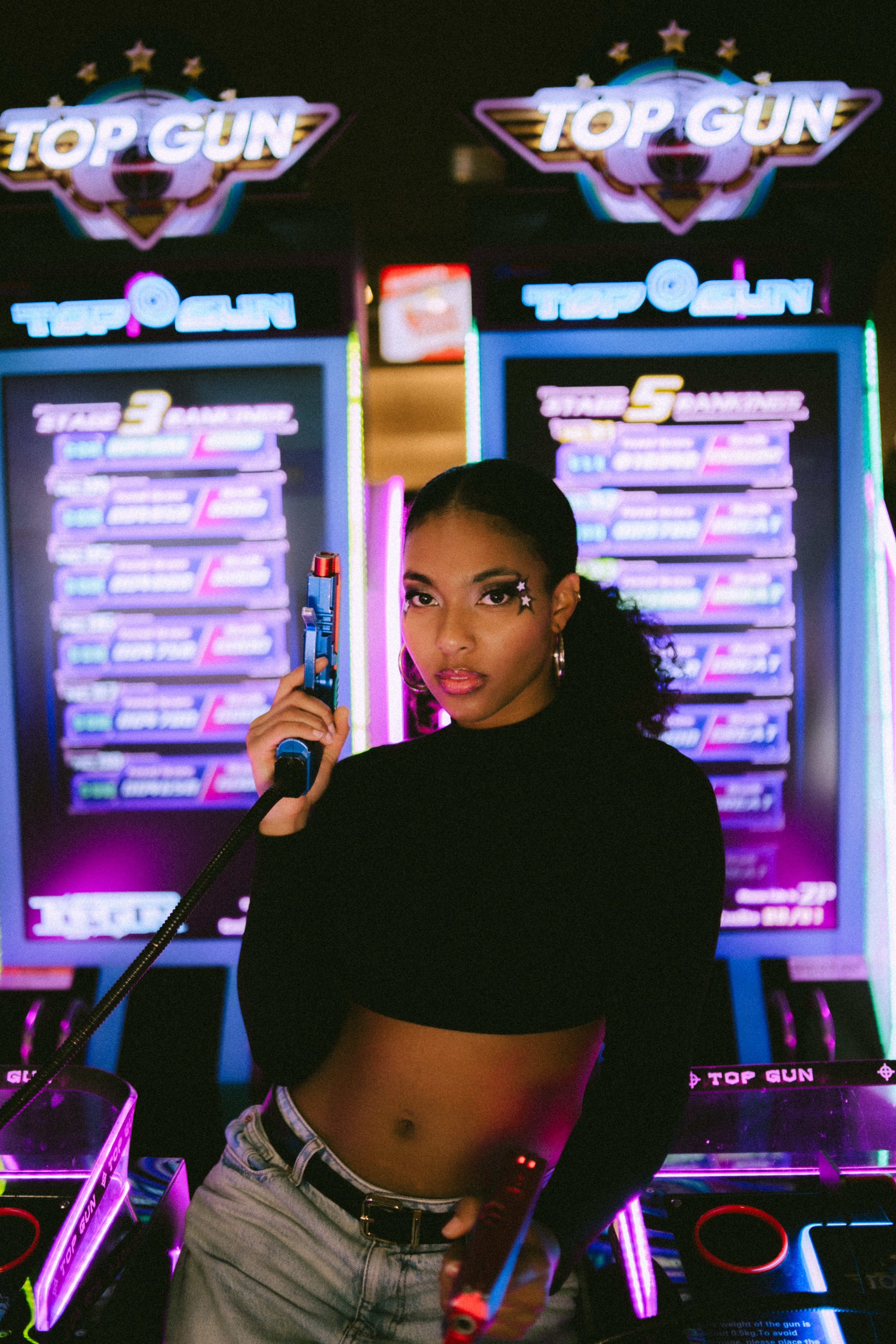 Y2K Arcade Tipologia: Makeup editoriale, artistico;  Caratteristiche:Makeup fortemente ispirato agli anni 2000, caratterizzato da stelle luminose che contrastano con la pelle della modella. Le labbra richiamano chiaramente la moda dei primi anni 2000; Type: Editorial, artistic makeup; Features: A makeup look heavily inspired by the 2000s, featuring bright stars that contrast with the model’s skin. The lips are a clear reference to early 2000s fashion;