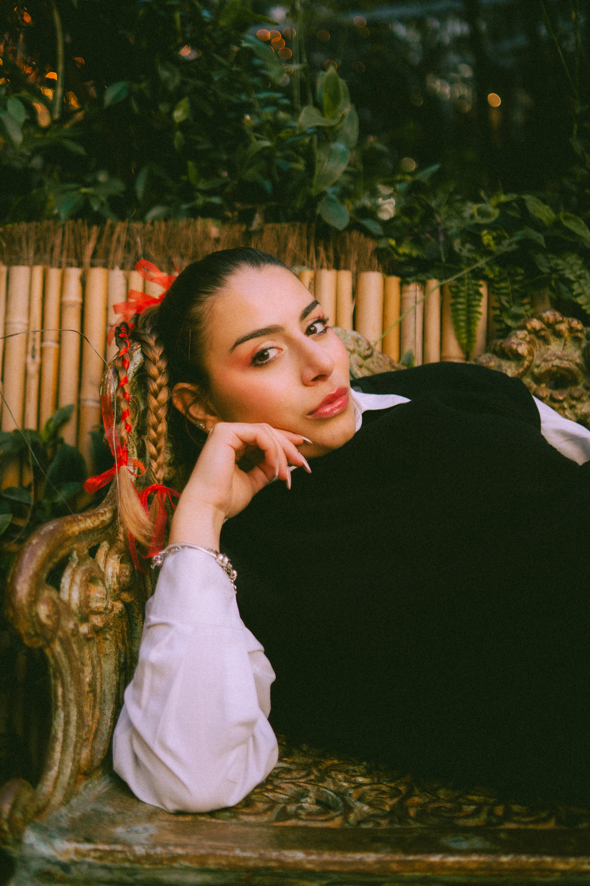 RED Tipologia: Makeup editoriale; Caratteristiche: Blush rosso sfumato fino alle palpebre creando un effetto monocromatico, il makeup occhi è completato da un ombretto luminoso. I capelli sono l'elemento chiave del look, sono raccolti in diverse trecce, arricchite da nastri rossi intrecciati per tutte le lunghezze; Type: Editorial makeup;  Features: Red blush softly blended to extend into the eyelids, creating a monochromatic effect. The eye makeup is completed with a luminous eyeshadow. The hair is the centerpiece of the look, styled in multiple braids adorned with red ribbons interwoven throughout the lengths; Makeup e hair: Gino Aurora