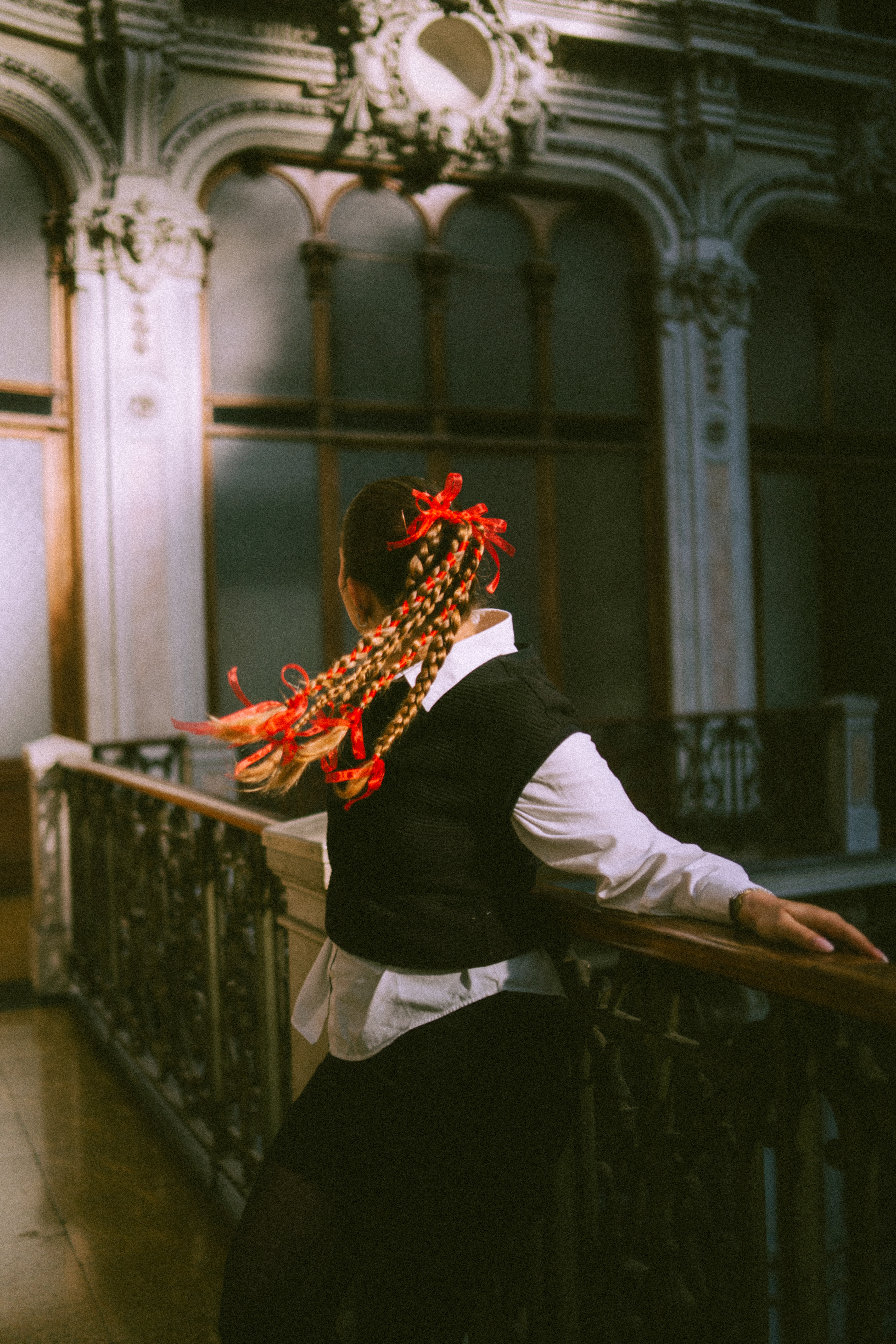 RED Tipologia: Makeup editoriale; Caratteristiche: Blush rosso sfumato fino alle palpebre creando un effetto monocromatico, il makeup occhi è completato da un ombretto luminoso. I capelli sono l'elemento chiave del look, sono raccolti in diverse trecce, arricchite da nastri rossi intrecciati per tutte le lunghezze; Type: Editorial makeup;  Features: Red blush softly blended to extend into the eyelids, creating a monochromatic effect. The eye makeup is completed with a luminous eyeshadow. The hair is the centerpiece of the look, styled in multiple braids adorned with red ribbons interwoven throughout the lengths; Makeup e hair: Gino Aurora