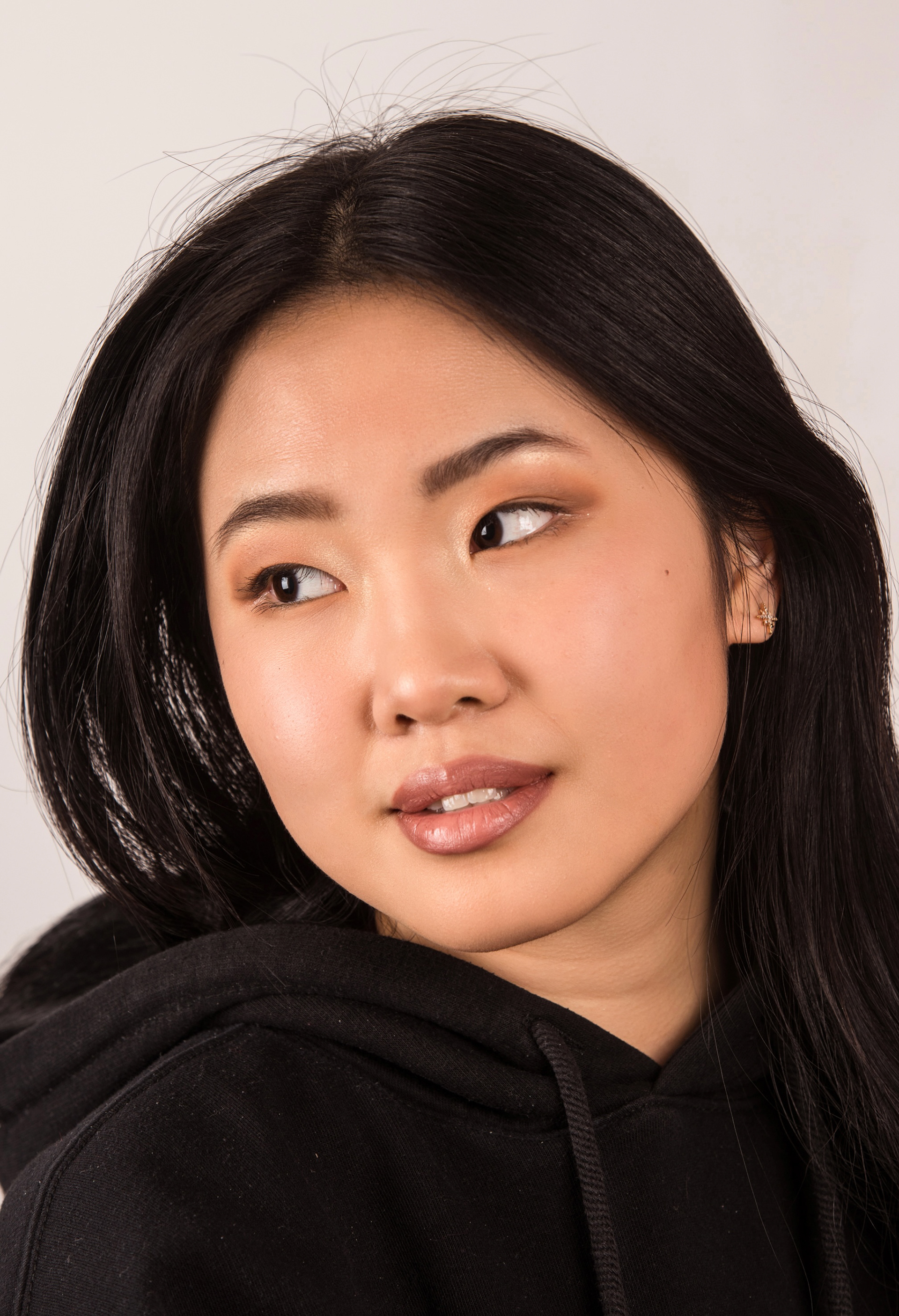 Tipologia: Makeup beauty Soft Glam;  Caratteristiche: Makeup occhi pensato per valorizzare una forma di occhio asiatica, con attenzione alla definizione della palpebra e all’armonizzazione dei colori con i tratti naturali; Type: Beauty Makeup Soft Glam;  Features: Eye makeup designed to enhance the natural beauty of Asian eye shapes, with attention to defining the eyelid and harmonizing the colors with the natural features; Makeup: Gino Aurora;