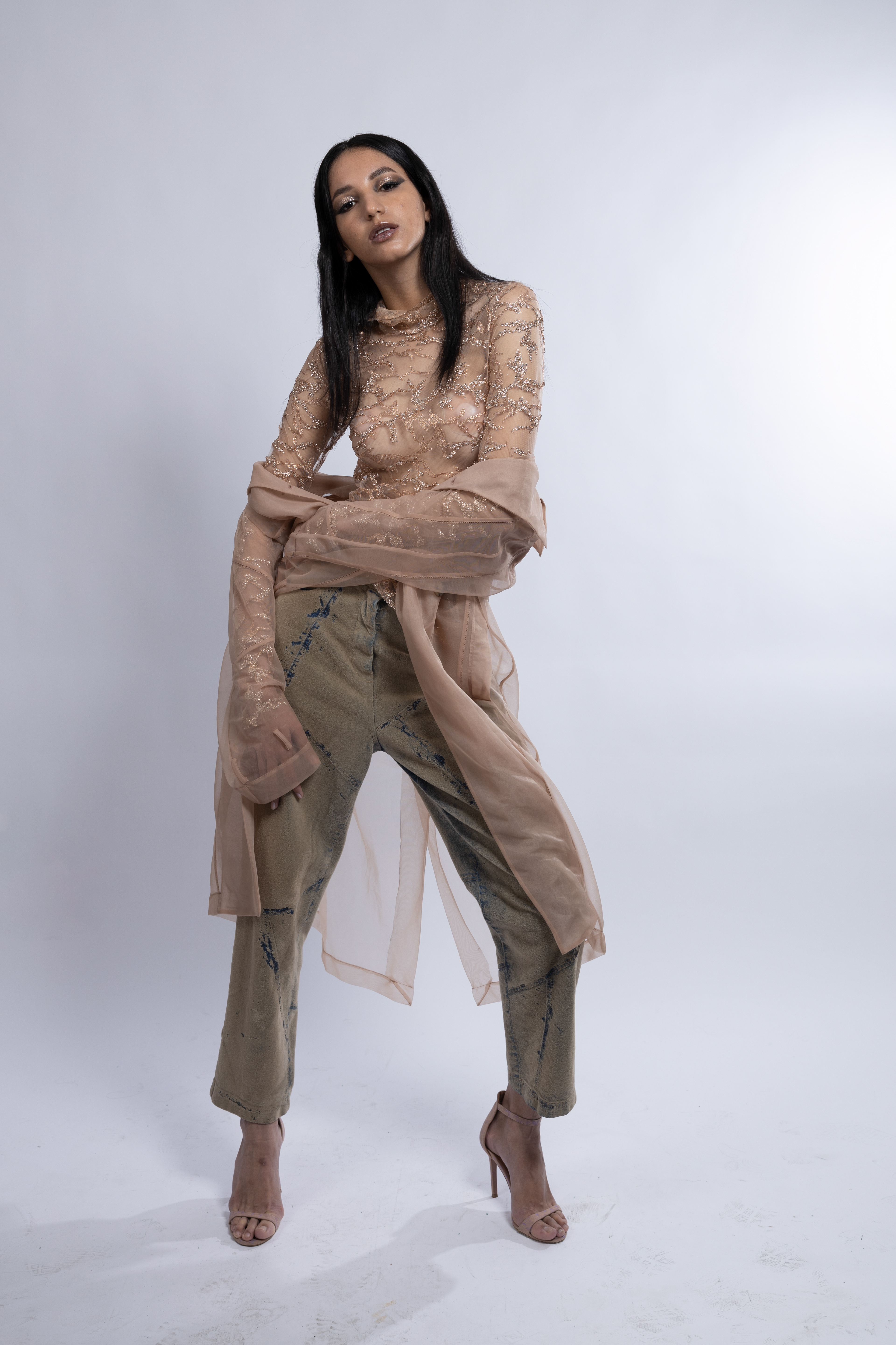 Tipologia: Makeup fashion; Caratteristiche: Smokey eyes allungato e intenso, arricchito da glitter che riprendono i dettagli del vestito per un look armonioso e glamour;  Type: Fashion makeup; Features: Elongated and intense smokey eyes, enhanced with glitter that mirrors the details of the outfit, creating a harmonious and glamorous look;  Makeup e hair: Gino Aurora;