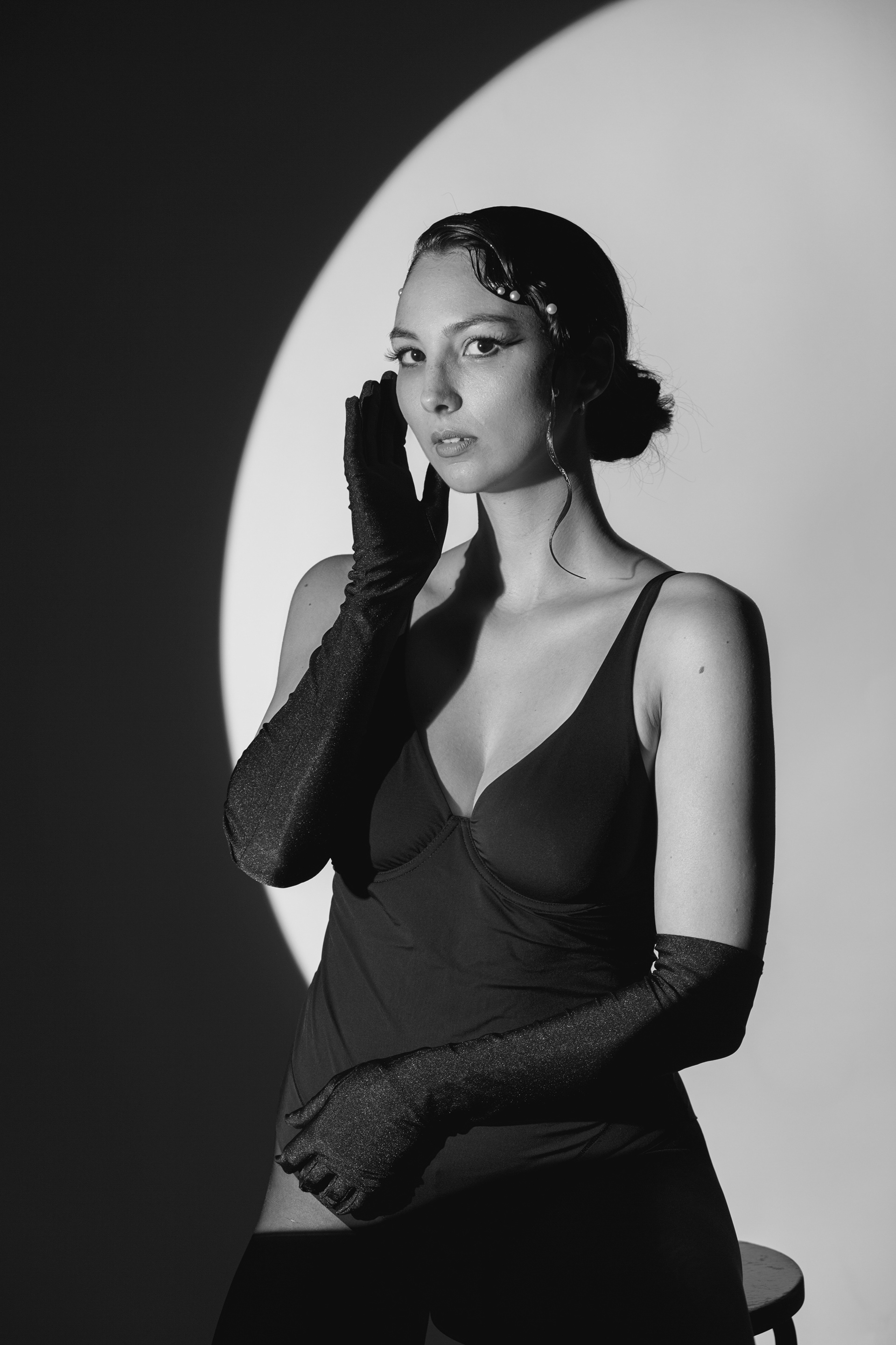 Tipologia: Makeup editoriale; Caratteristiche: Makeup occhi con eyeliner allungato e definito. I capelli sono raccolti, con onde piatte nella parte anteriore, impreziosite da mezze perle per un tocco elegante e sofisticato; Type: Editorial makeup;  Features: Eye makeup with elongated and defined eyeliner. Hair is styled in an updo with flat waves at the front, adorned with half-pearls for an elegant and sophisticated touch; Makeup e hair: Gino Aurora;