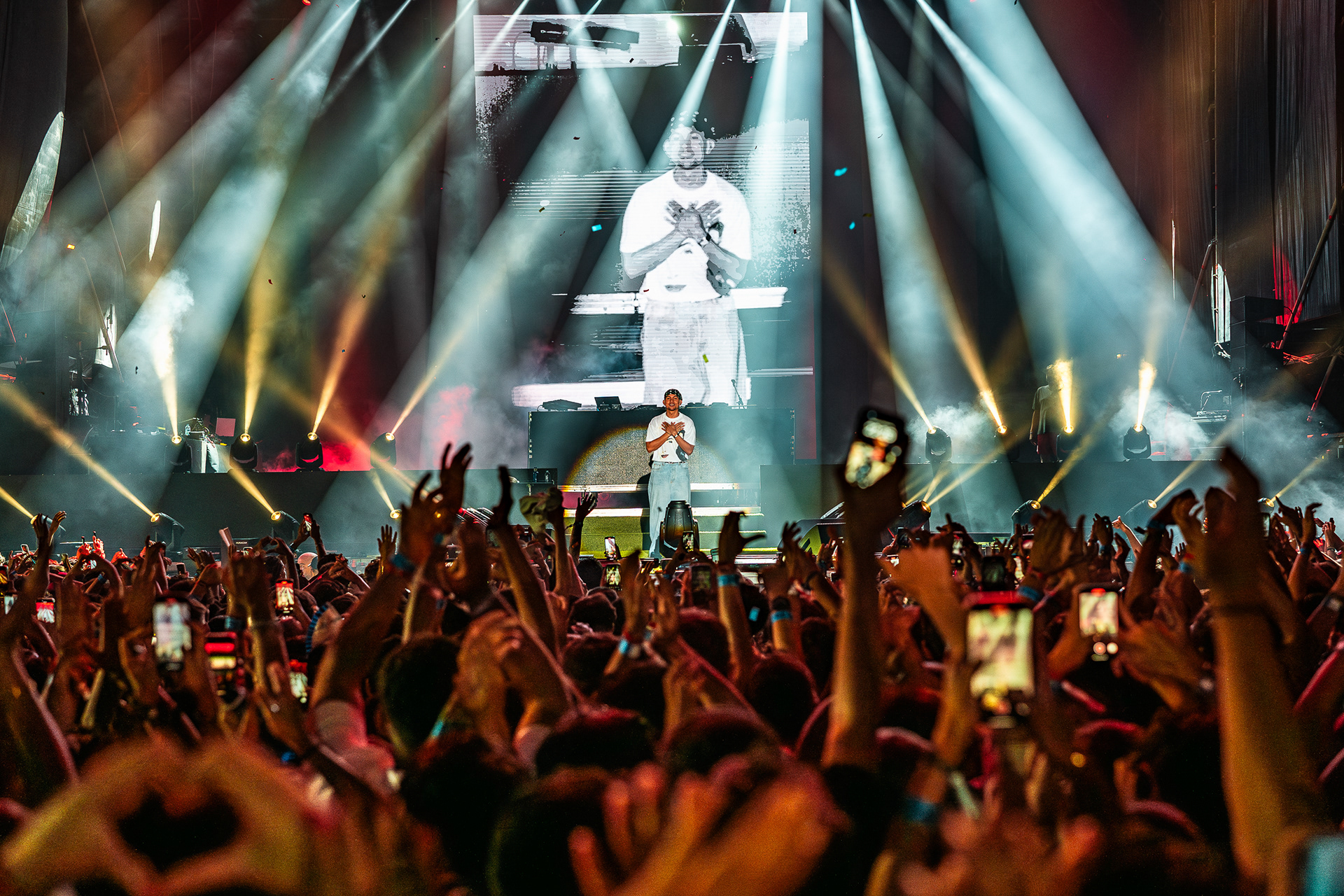 Tainy, reconocido productor y DJ de la escena reggaetón, brindando un potente espectáculo de luces en el Reggaeton Beach Festival Tenerife 2024 ante un público eufórico en las Islas Canarias.