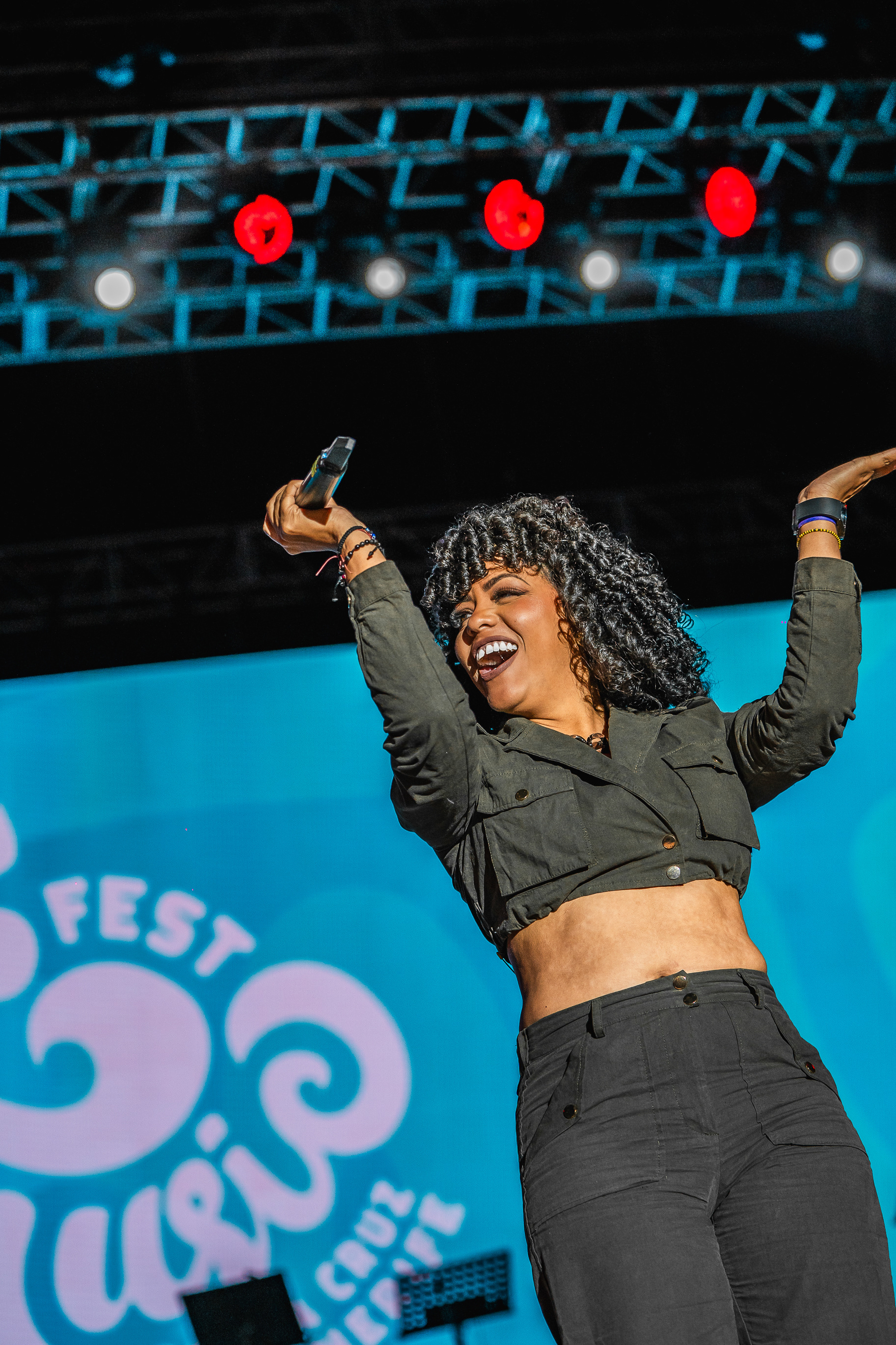 Laritza Bacallao, cantante cubana de salsa, llenando de energía su actuación en el Cook Music Fest Tenerife 2024, cautivando al público en las Islas Canarias.