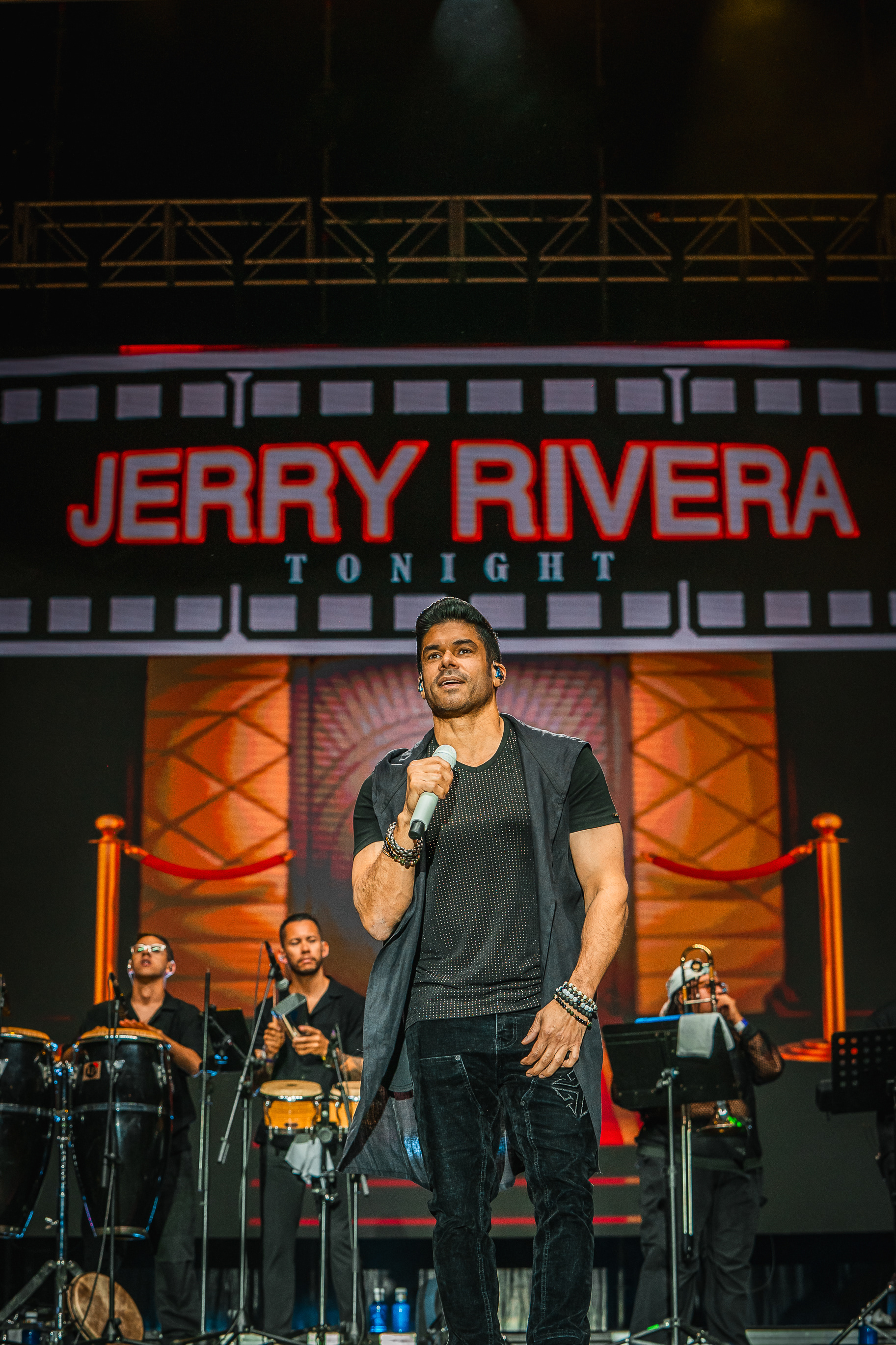 Jerry Rivera, el ‘Bebé de la Salsa’, interpretando sus éxitos en el Cook Music Fest Tenerife 2024, cautivando al público salsero en las Islas Canarias.