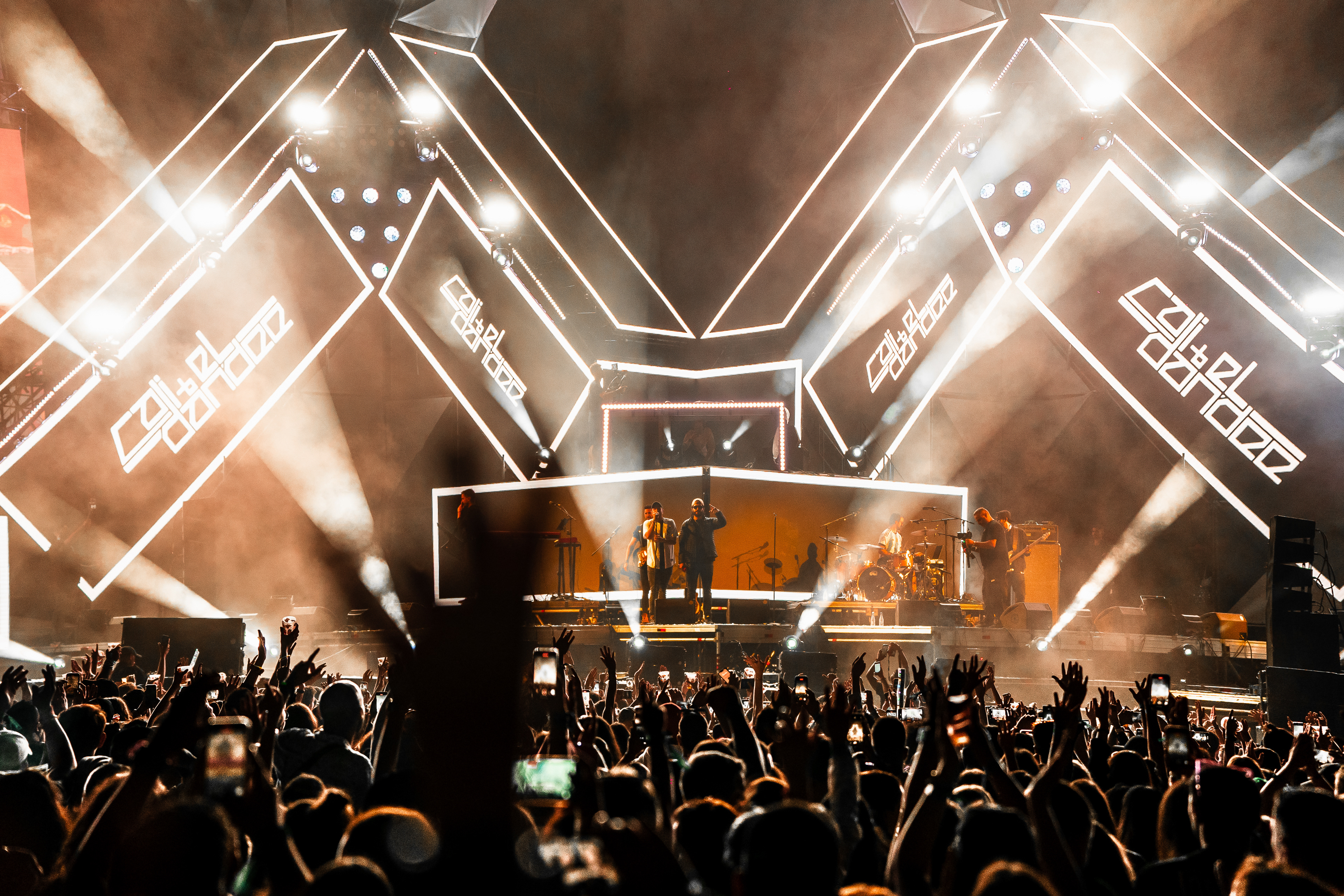 Cali & El Dandee, el dúo colombiano de pop urbano, encendiendo el escenario de I Love Reggaeton Madrid 2024 ante un público entusiasta y una espectacular escenografía.