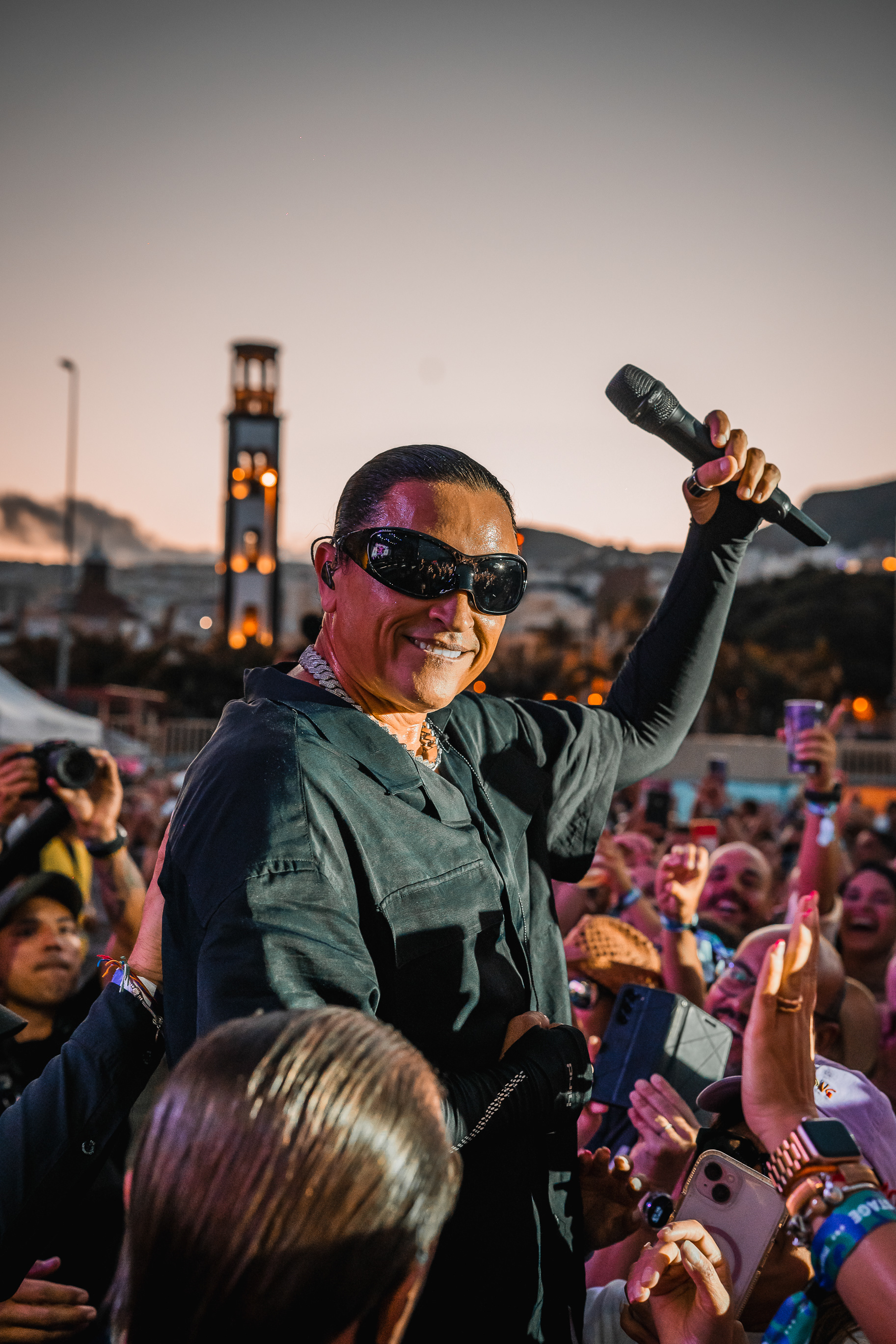 Elvis Crespo, ícono del merengue, sonriendo entre sus fans durante su actuación en el Cook Music Fest Tenerife 2024, encendiendo el ambiente en las Islas Canarias.