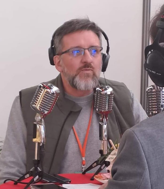 Anthony Nouvelière au micro de Alençon FM