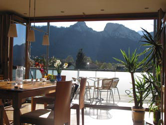 Bild des Innenraumes mit Aussicht auf das Land Salzburg in Oberalm.
