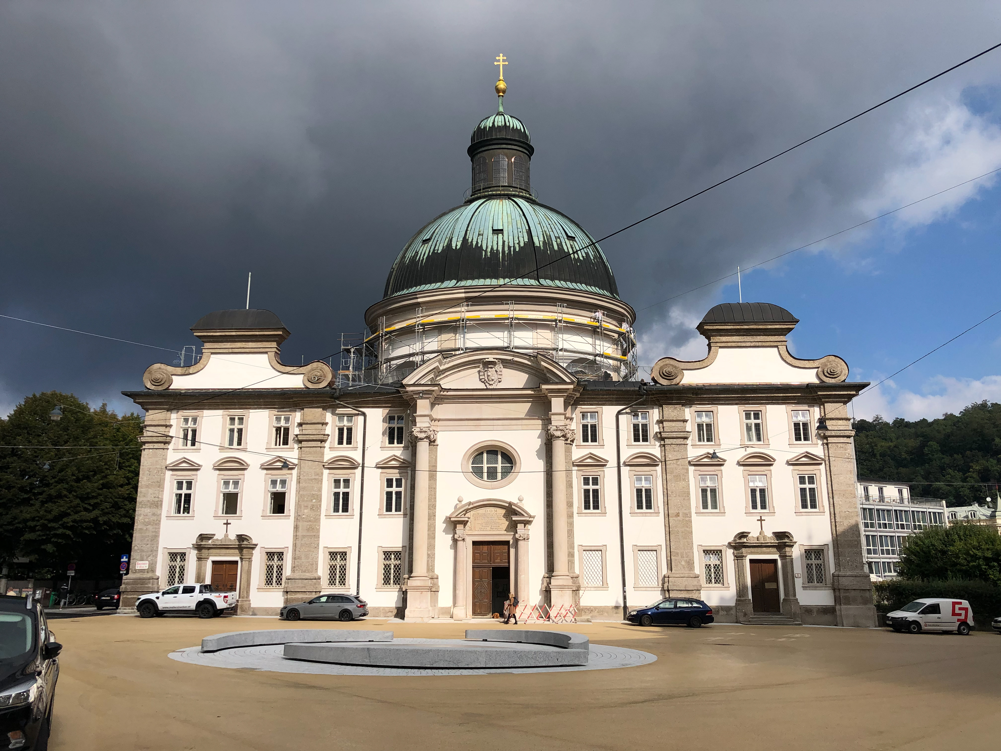 Die Außenfassade der Kajetanerkirche in der Salzburger Altstadt nach den Restaurierungsarbeiten.