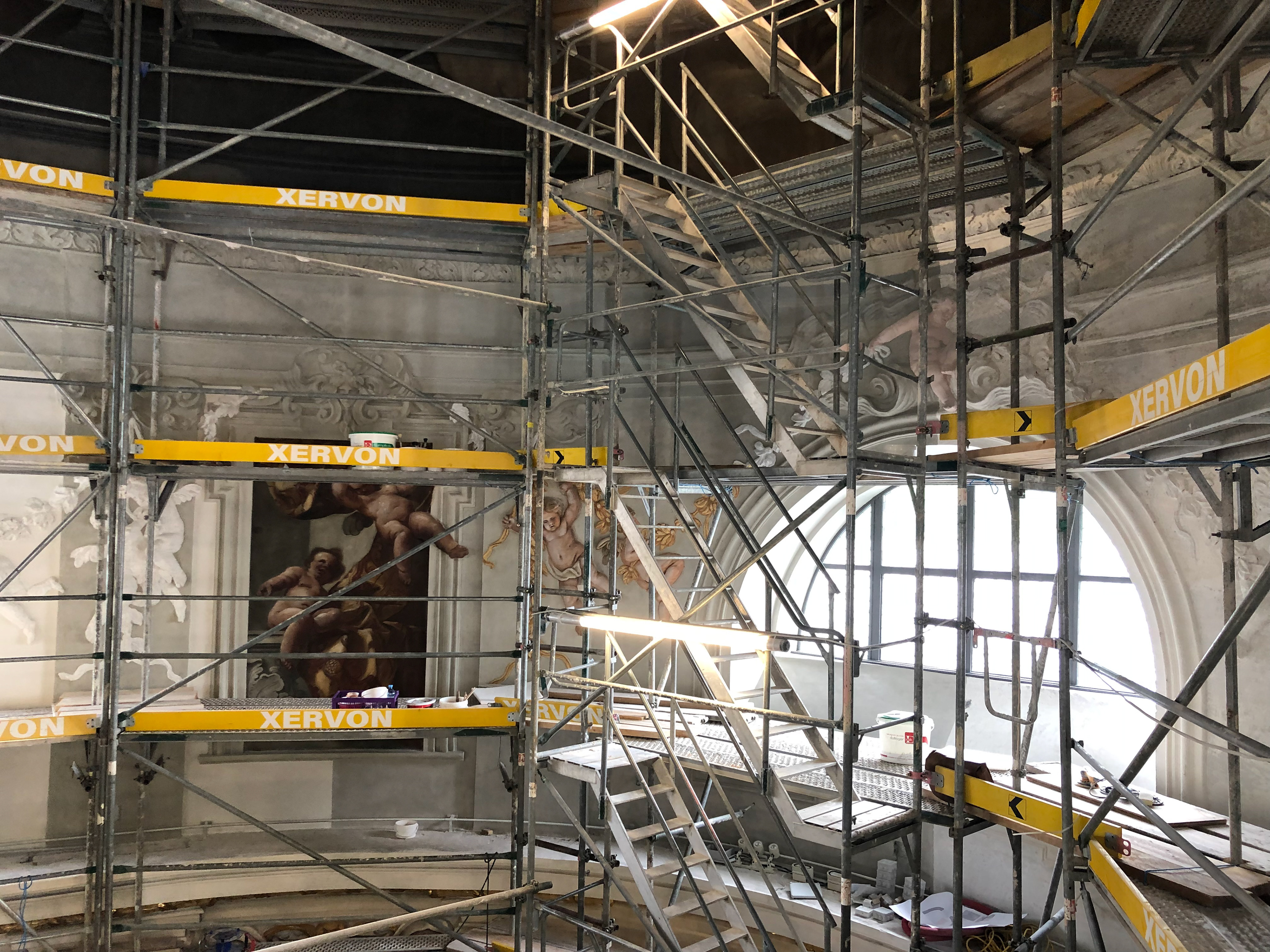 Die Innenseite der Kuppel der Kajetanerkirche Salzburg in einem Gerüst eingehüllt, während den Restaurierungsarbeiten.