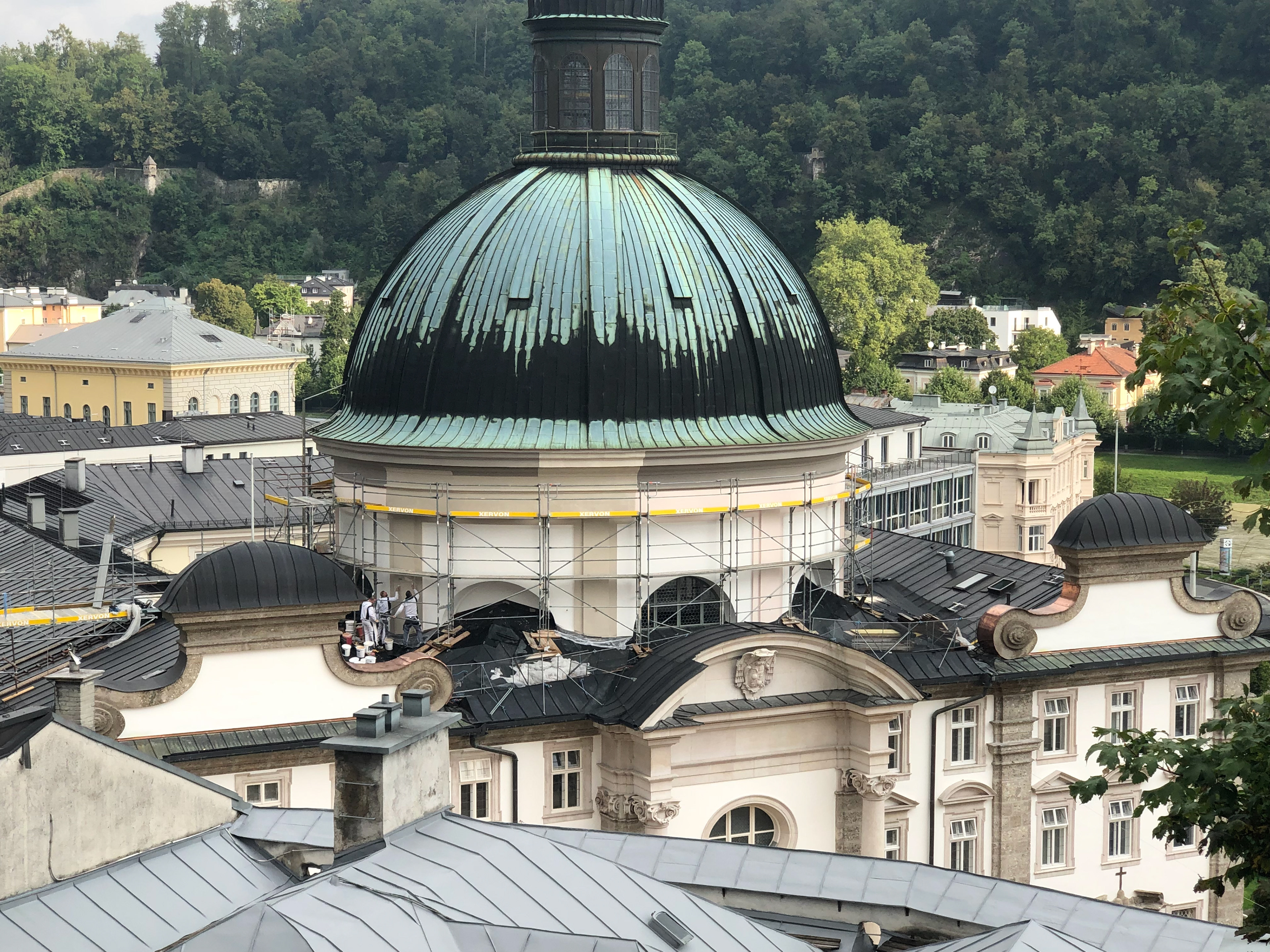 Die Kuppel der Kajetanerkirche in der Salzburger Altstadt in einem Baugerüst umschlossen.