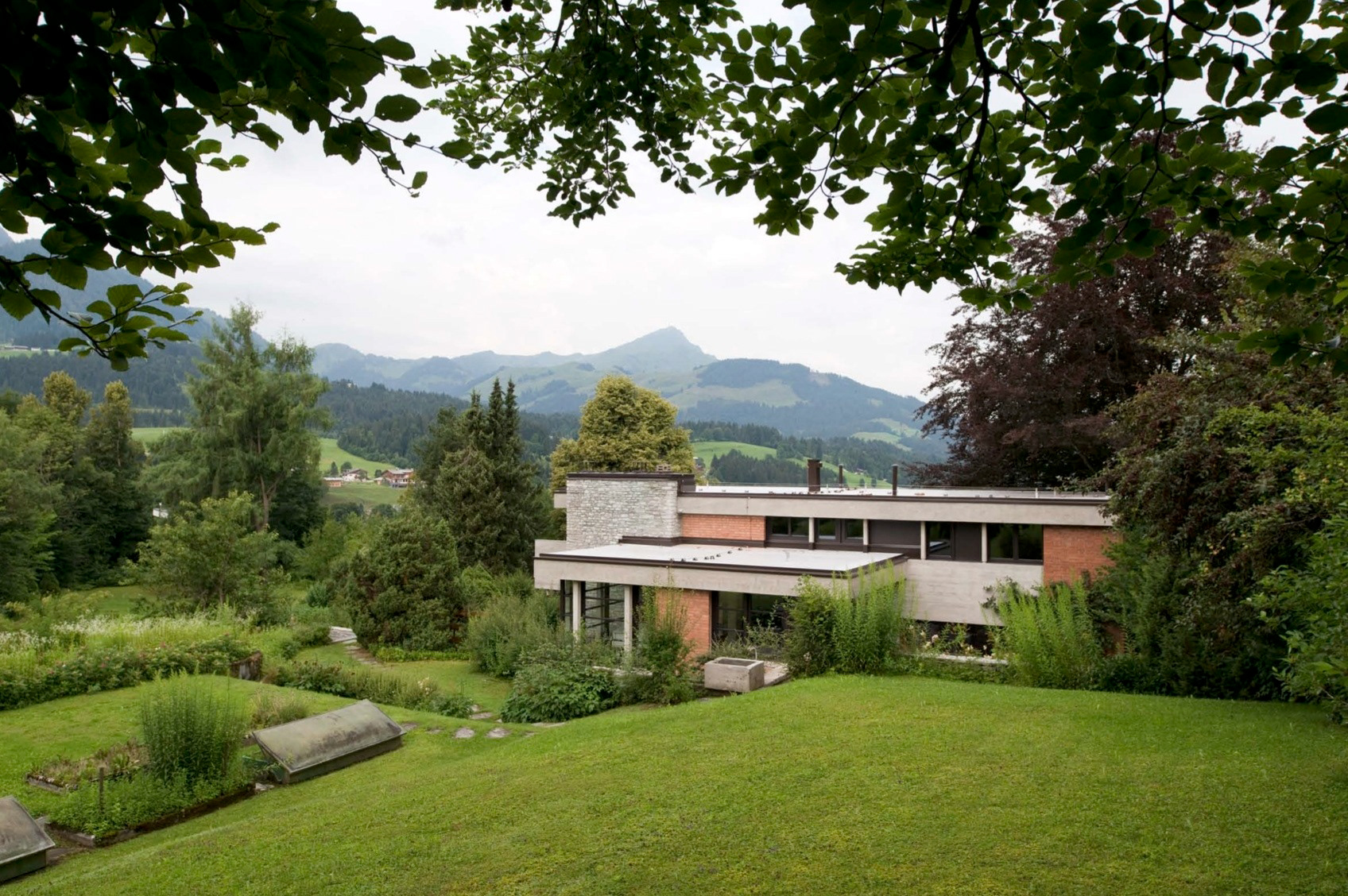Blick auf die denkmalgeschützte Villa und Umgebung in Tirol, Österreich, von Architekt Spraiter.