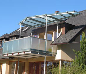 Ansicht des sanierten Balkons auf einem Bestandshaus, von Architekt Spraiter in Oberalm, Land Salzburg.